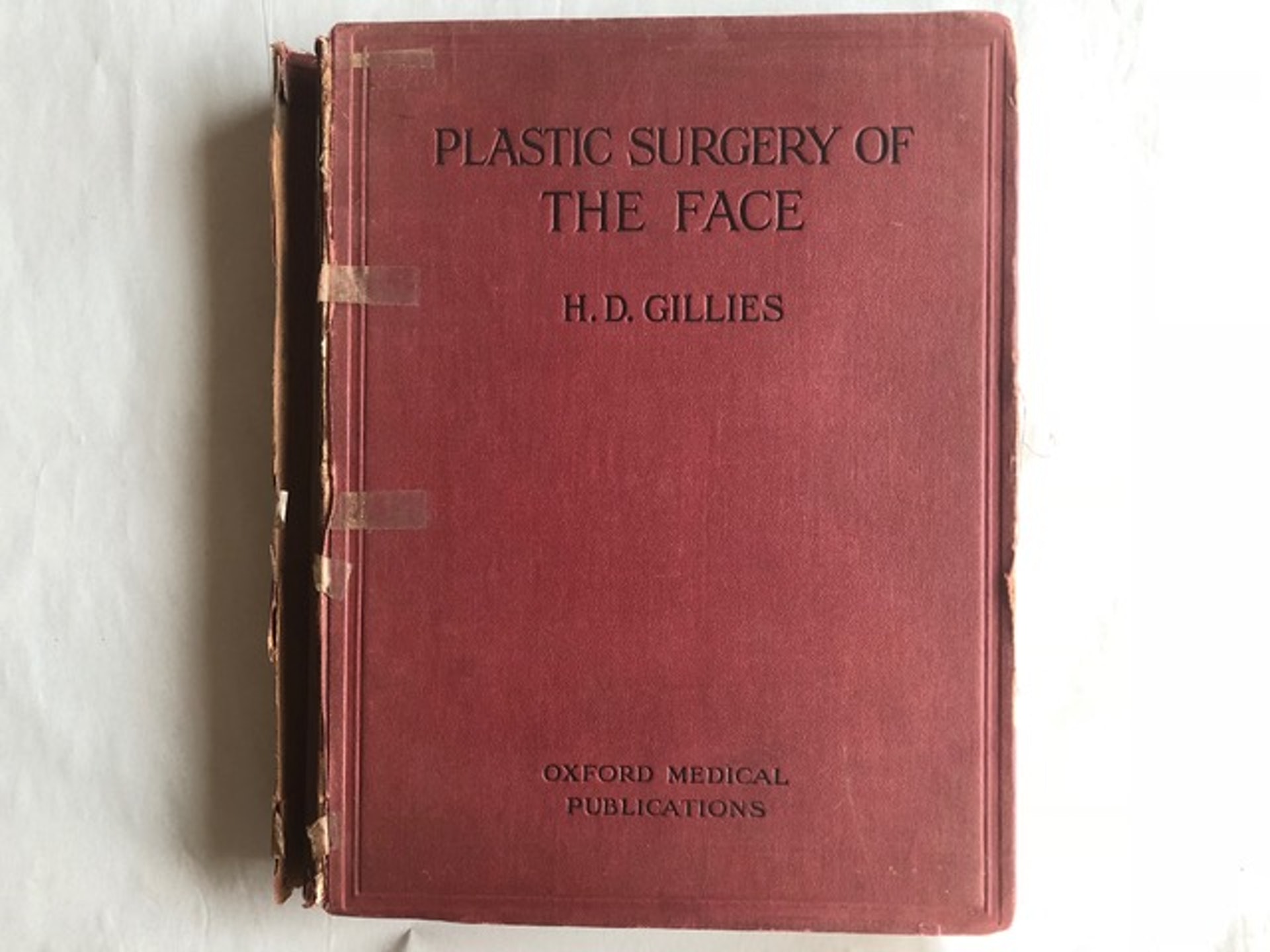 整容手術書初來時書脊斷開碎裂,書殼跟書肉若即若離。(受訪者提供) 整容手術書初來時書脊斷開碎裂,書殼跟書肉若即若離。(受訪者提供)