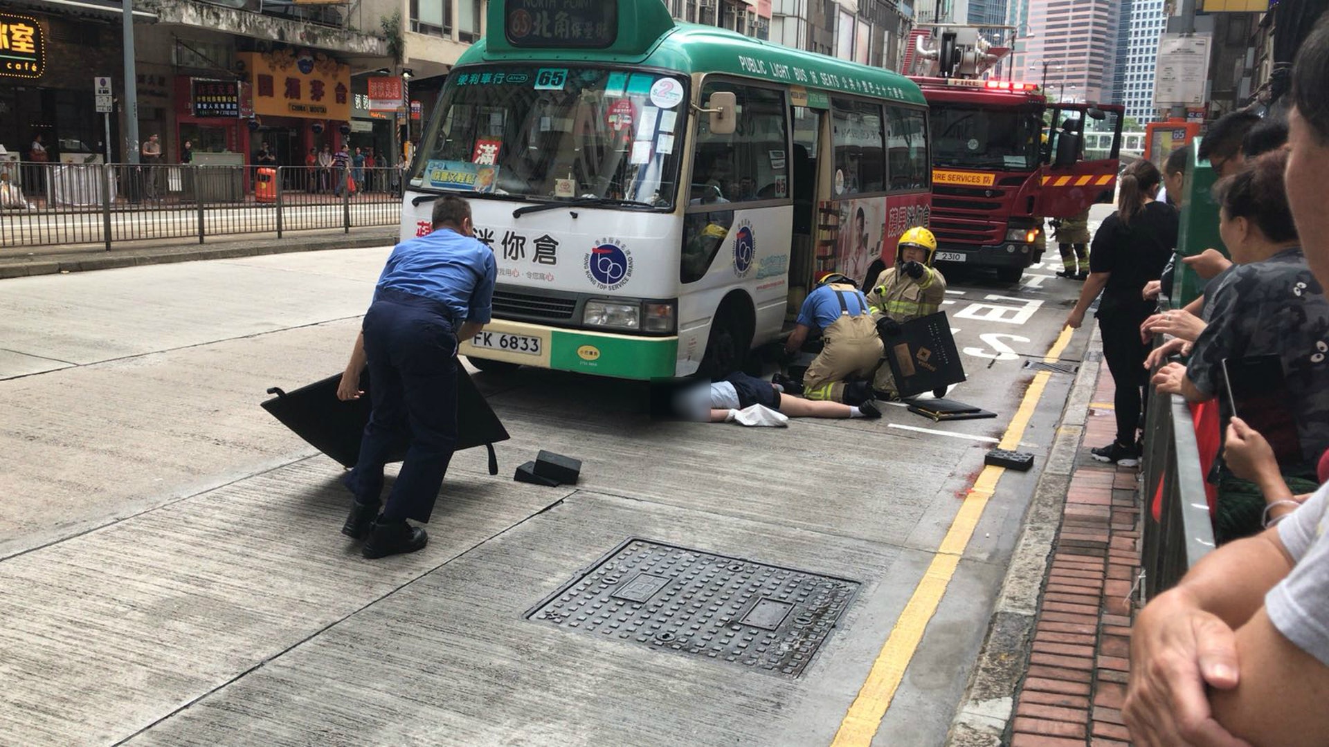 女生一度被困車底。 女生一度被困車底。