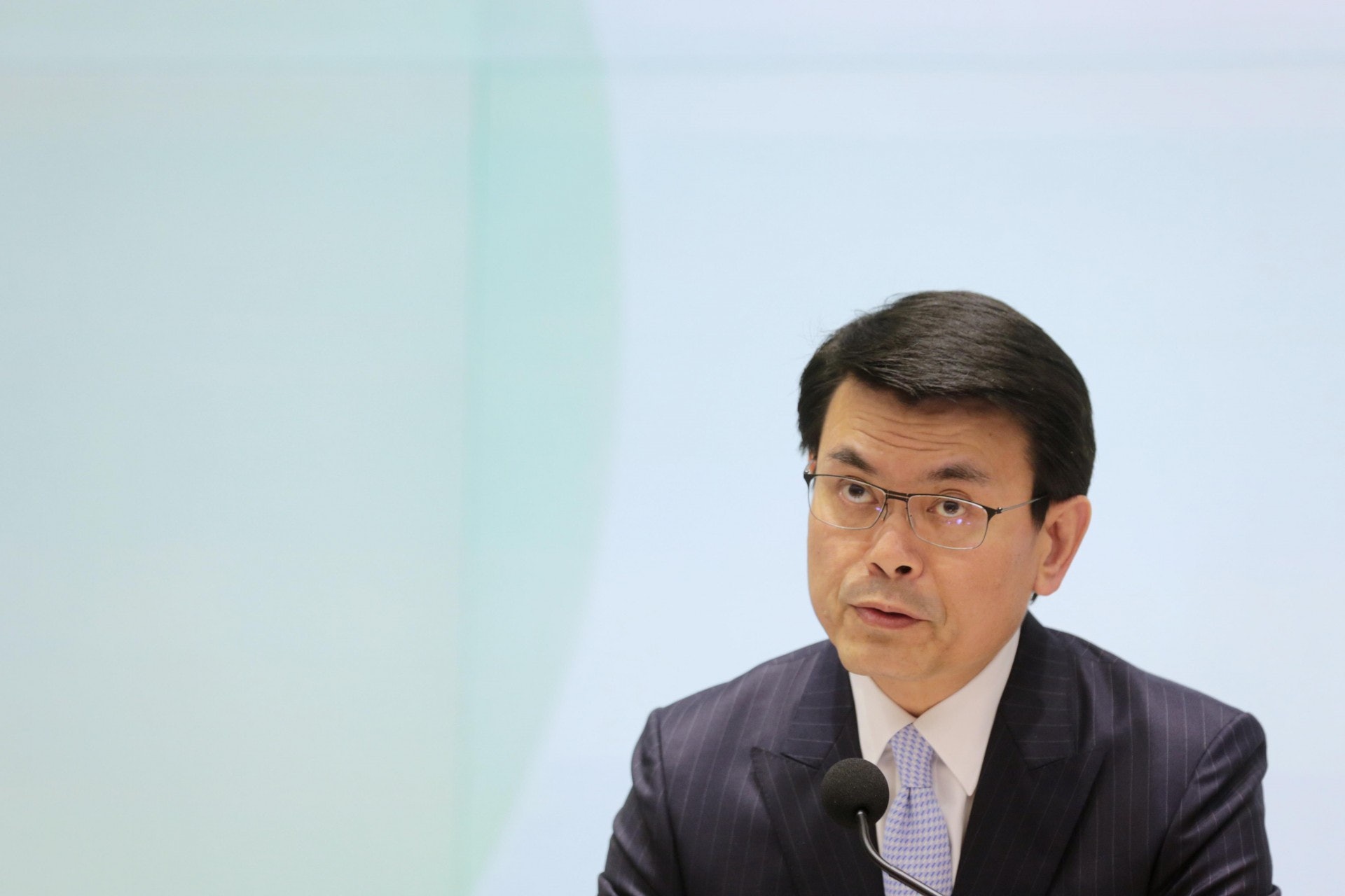 邱騰華表示,今次以行政方式指配頻譜,相信有助減省業界成本。(資料圖片) 邱騰華表示,今次以行政方式指配頻譜,相信有助減省業界成本。(資料圖片)