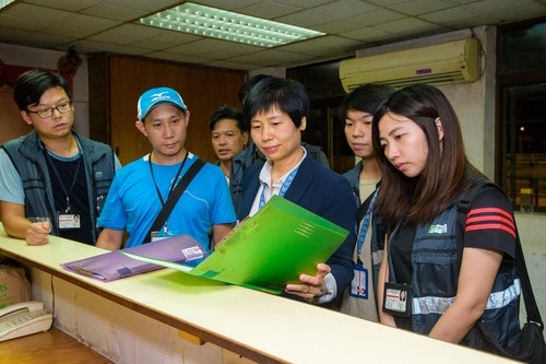 澳門民署職員在凌晨接收狗場。(澳門新聞局圖片) 澳門民署職員在凌晨接收狗場。(澳門新聞局圖片)