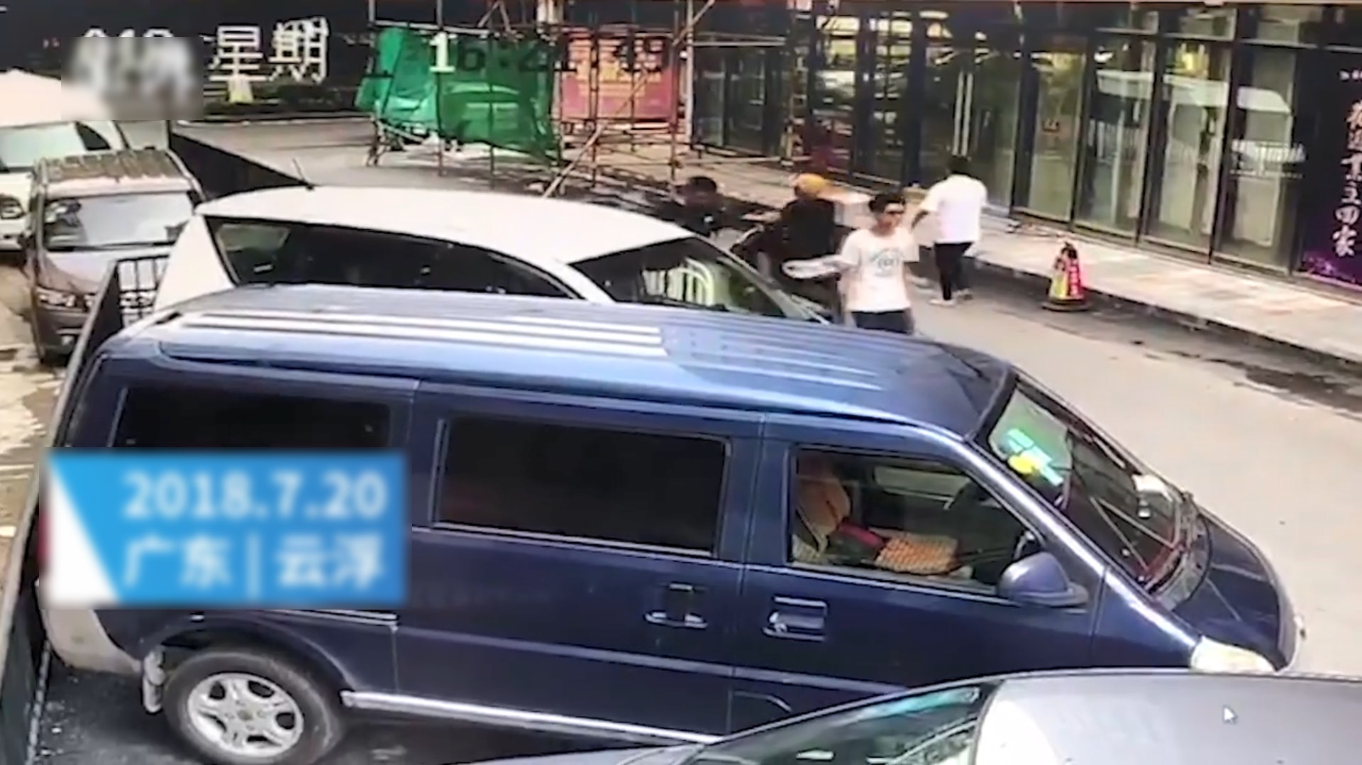 內地廣東一間位於3樓的餐廳於裝修時懷疑因為氣爆而使外牆崩塌,造成1死12傷。(網上短片截圖) 內地廣東一間位於3樓的餐廳於裝修時懷疑因為氣爆而使外牆崩塌,造成1死12傷。(網上短片截圖)