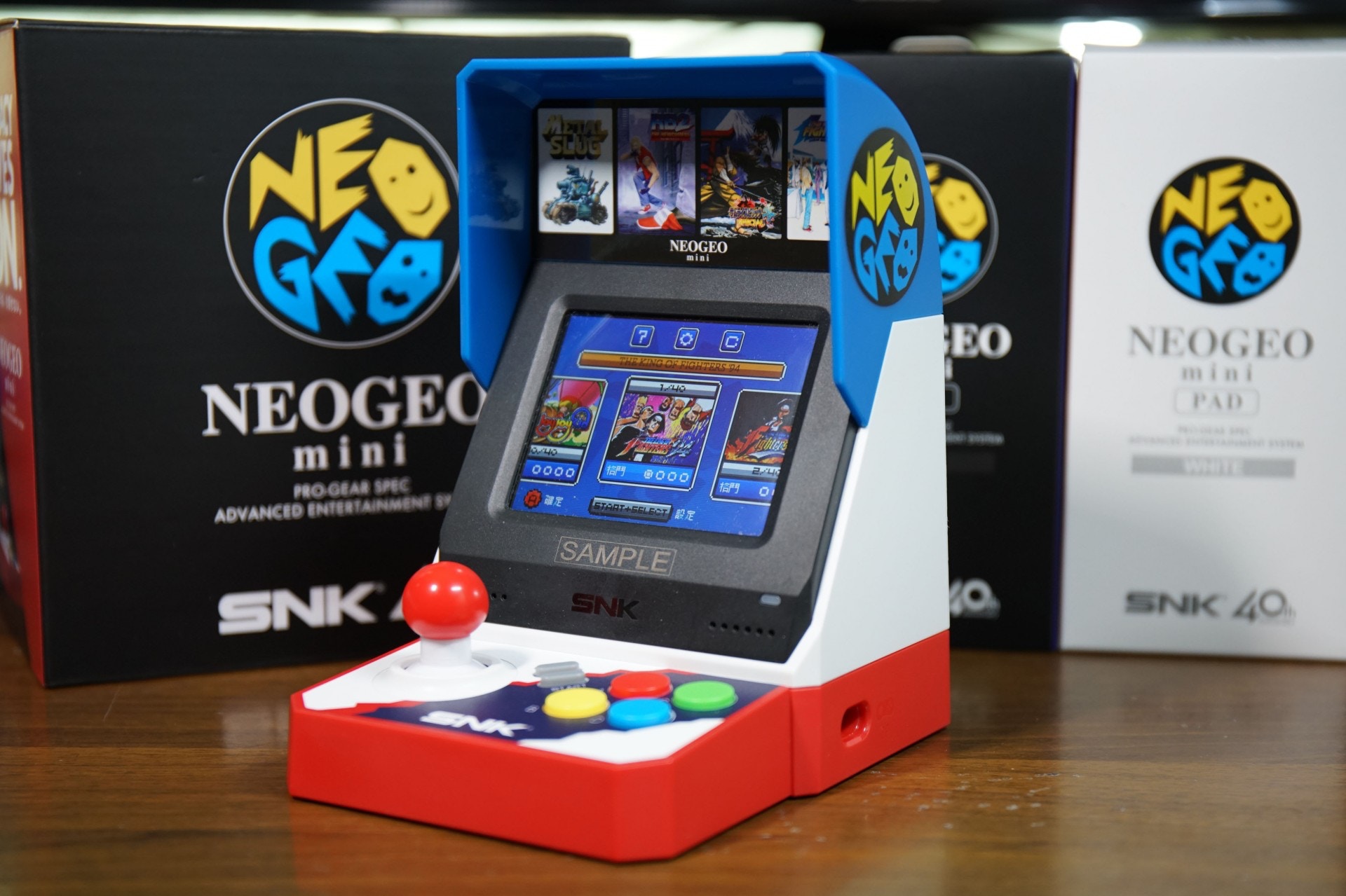 NeoGeo mini 復刻SNK 經典回憶、買日版還是國際版？