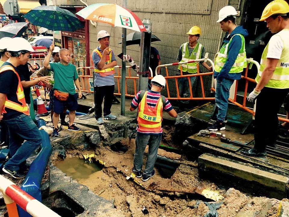 【水管連環爆】中西區輪住爆渠　咸水湧上街　水務署：係滲漏