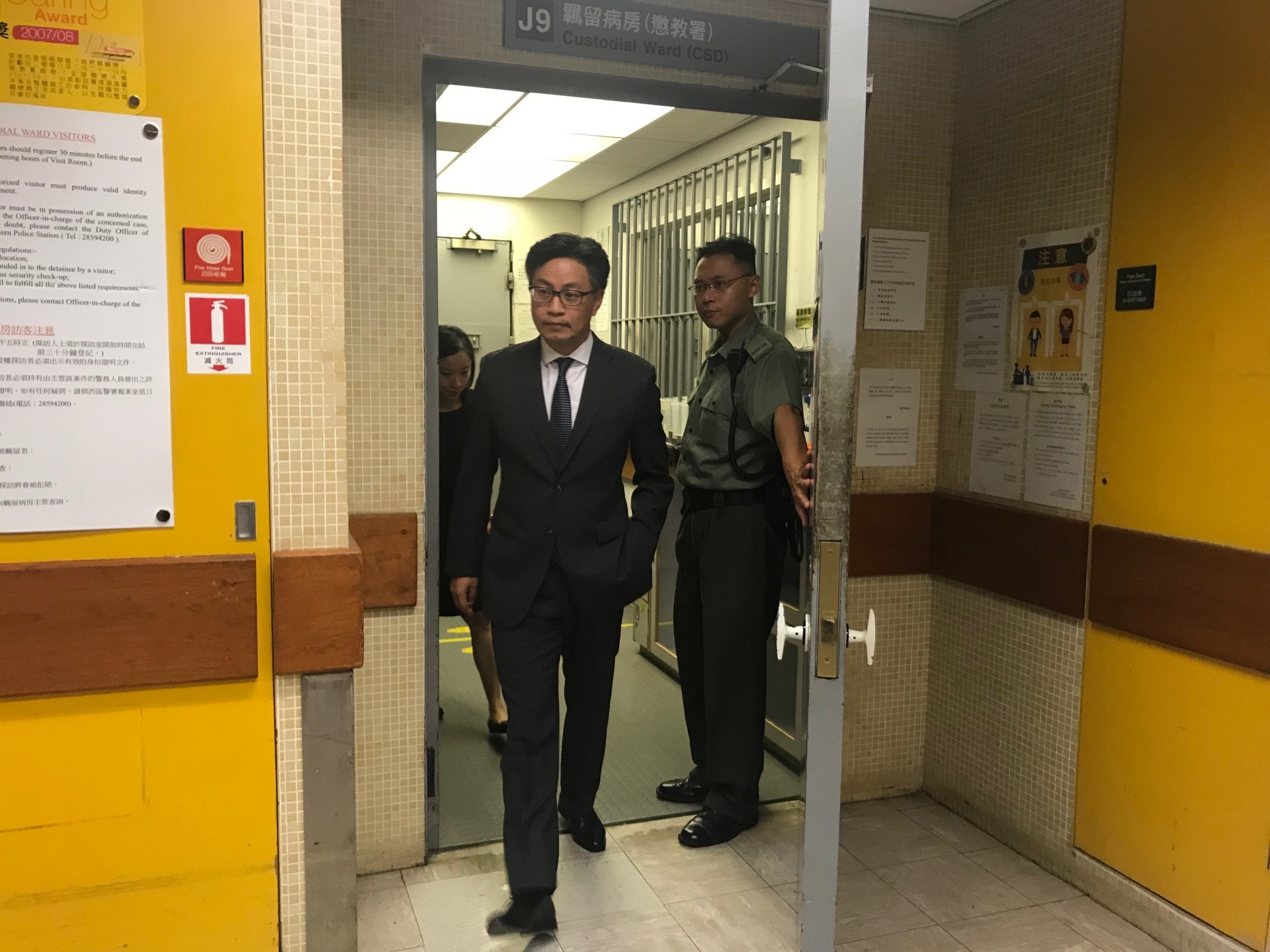 曾蔭權代表律師、資深大律師余承章於今日（24日）下午到瑪麗醫院羈留病房探曾。（朱雅霜攝）