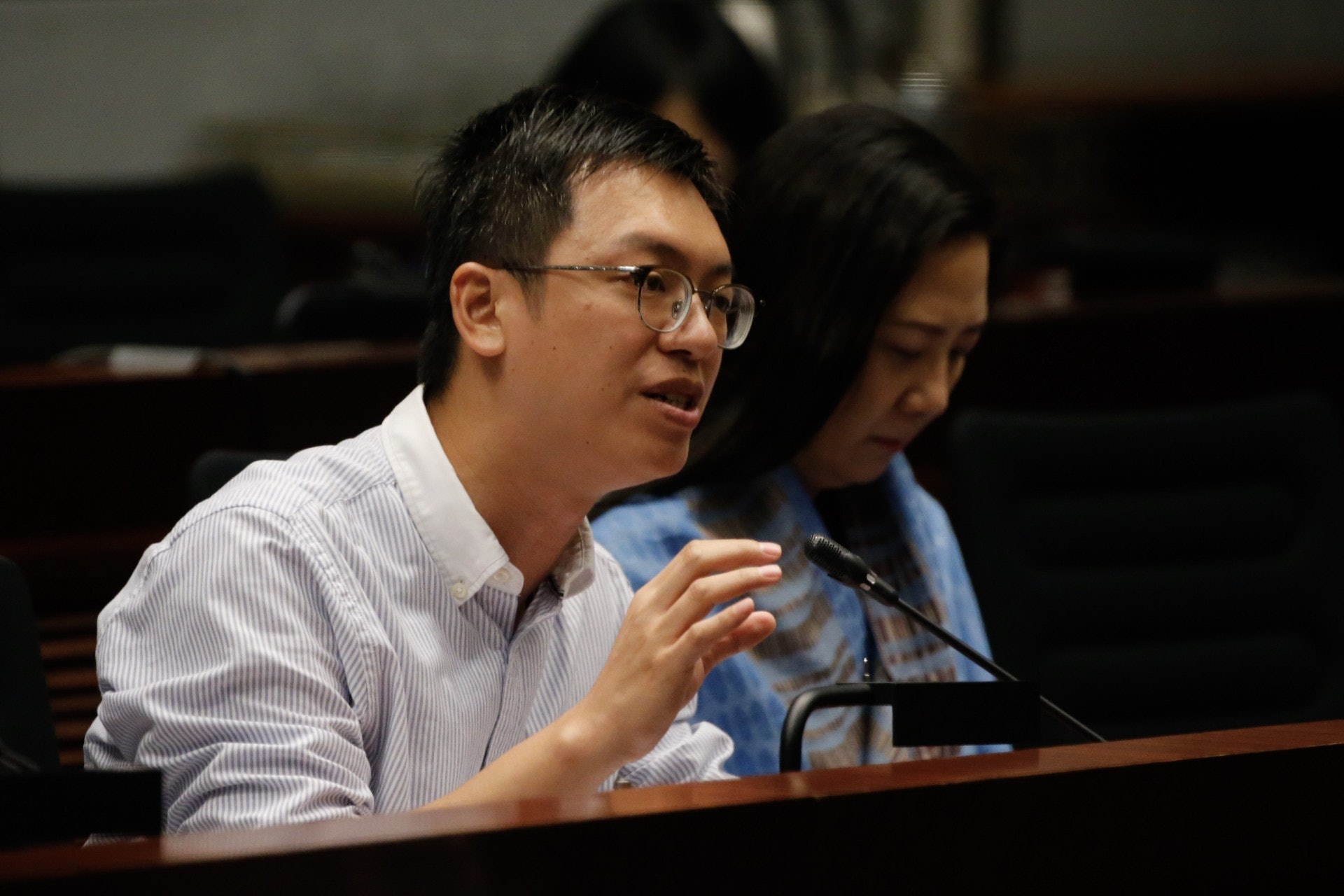何啟明在會上提出修訂,建議政府在是次檢討後一年,再作出檢討,而日後均需就侍產假作出檢討。(梁鵬威攝) 何啟明在會上提出修訂,建議政府在是次檢討後一年,再作出檢討,而日後均需就侍產假作出檢討。(梁鵬威攝)