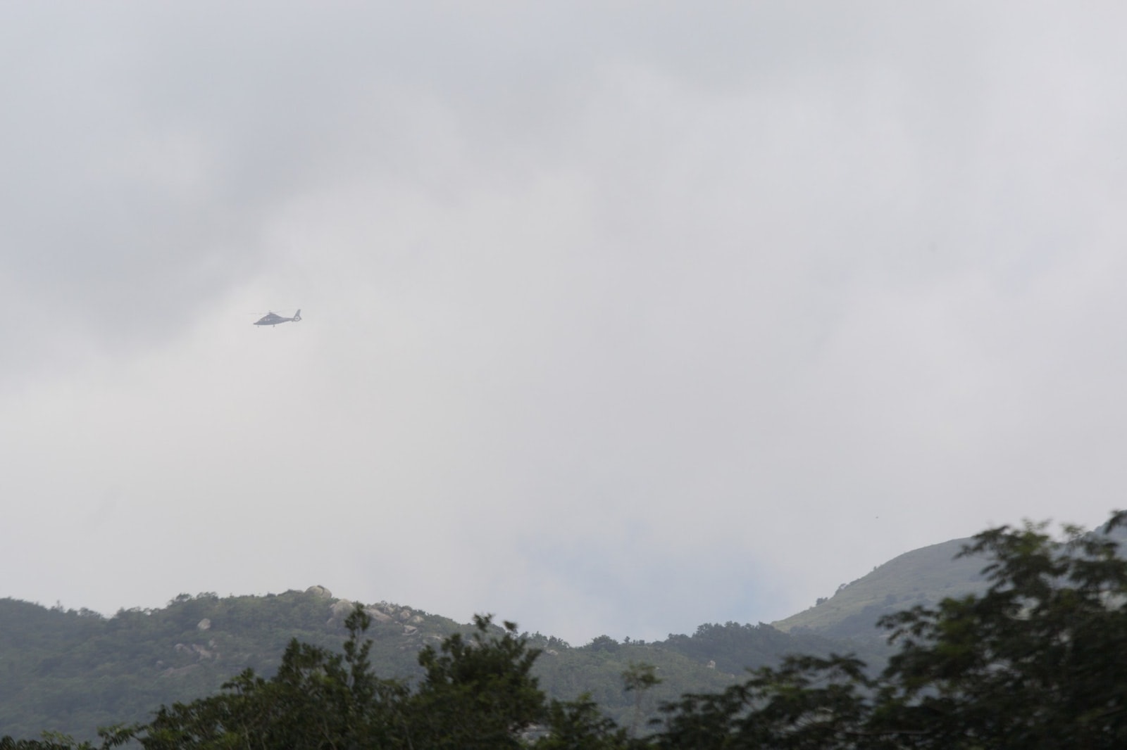 今早（25日）政府飛行服務隊直升機於大東山附近上空盤旋。（賴俊傑攝）