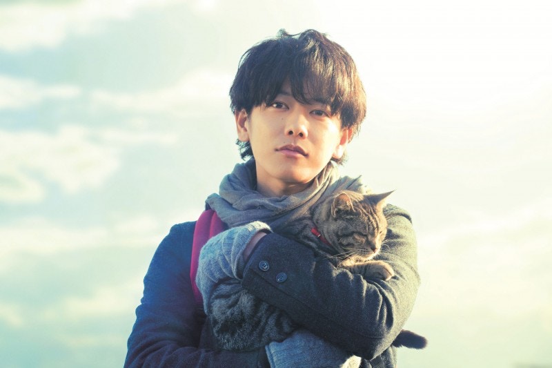 主角郵差,讓世界上一種事物消失,才可以換取多一日的性命,最後,輪到貓要消失了,他才發現貓連繫了大家的一切。﹙電影《當這地球沒有貓》截圖﹚ 主角郵差,讓世界上一種事物消失,才可以換取多一日的性命,最後,輪到貓要消失了,他才發現貓連繫了大家的一切。﹙電影《當這地球沒有貓》截圖﹚