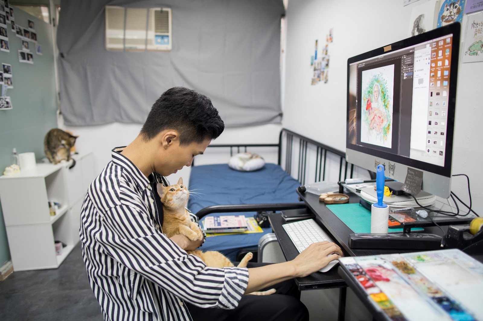 高高常常願意讓人抱,令人不禁主動親近牠。﹙羅國輝攝﹚ 高高常常願意讓人抱,令人不禁主動親近牠。﹙羅國輝攝﹚