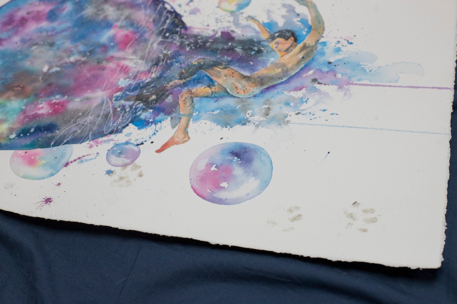 牠們有時還會在畫上印了腳印,皮忠說:「有次在交給客的畫上印了腳印,幸好用水可以補救到。﹙羅國輝攝﹚ 牠們有時還會在畫上印了腳印,皮忠說:「有次在交給客的畫上印了腳印,幸好用水可以補救到。﹙羅國輝攝﹚