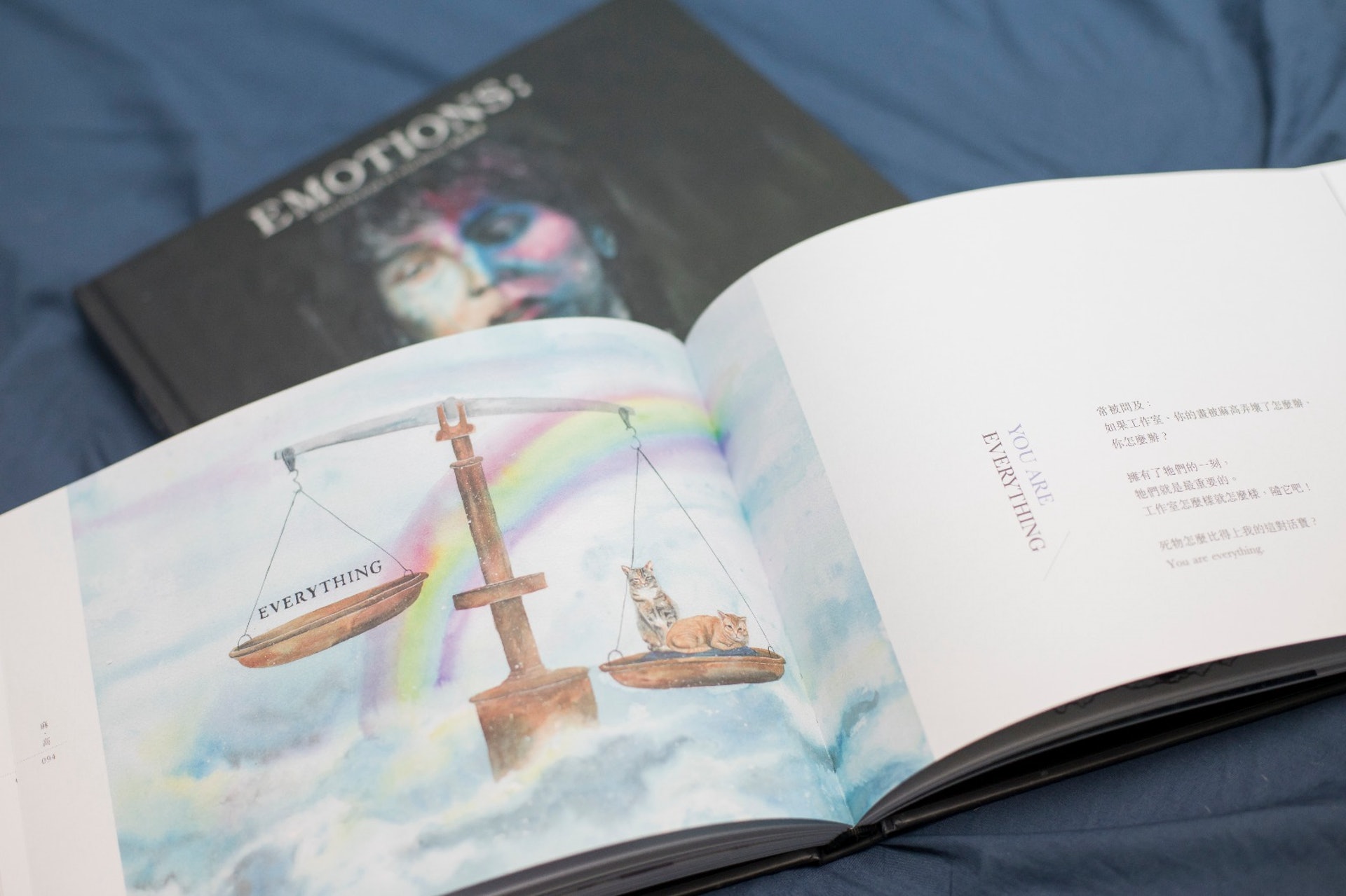 皮忠最近出版畫冊《EMOTIONS:》,當中有章節以麻妹和高高為題,因為牠們已成為他生命中重要的一部分。﹙羅國輝攝﹚ 皮忠最近出版畫冊《EMOTIONS:》,當中有章節以麻妹和高高為題,因為牠們已成為他生命中重要的一部分。﹙羅國輝攝﹚