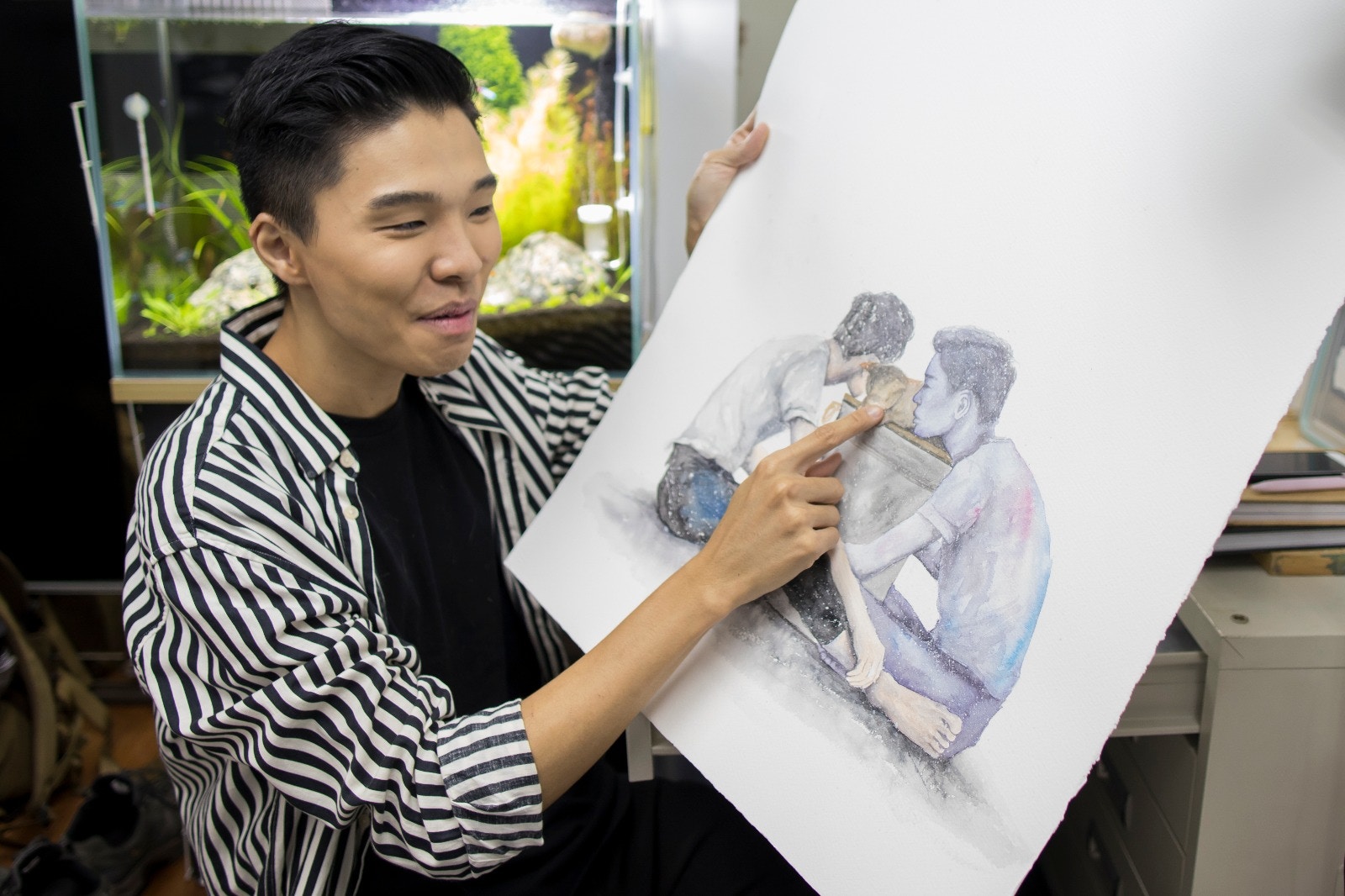 皮忠說:「本身這畫沒有把牠畫上去,但牠常常攝鏡,所以就畫了牠。」﹙羅國輝攝﹚ 皮忠說:「本身這畫沒有把牠畫上去,但牠常常攝鏡,所以就畫了牠。」﹙羅國輝攝﹚