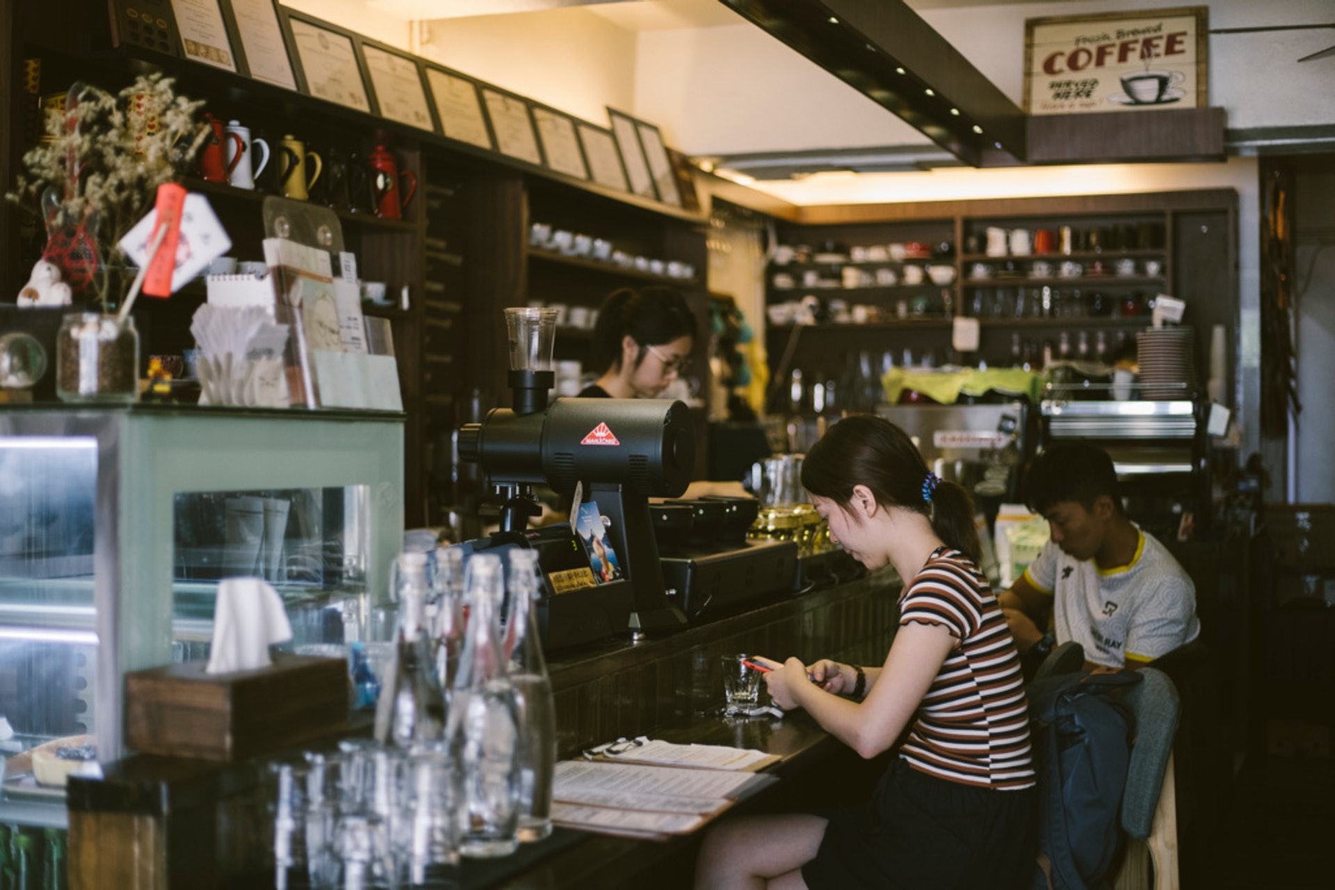 咖啡店的日間,氣氛寧靜悠閒,很接近店主阿健認為咖啡店最理想的氛圍。(鄭子峰攝) 咖啡店的日間,氣氛寧靜悠閒,很接近店主阿健認為咖啡店最理想的氛圍。(鄭子峰攝)