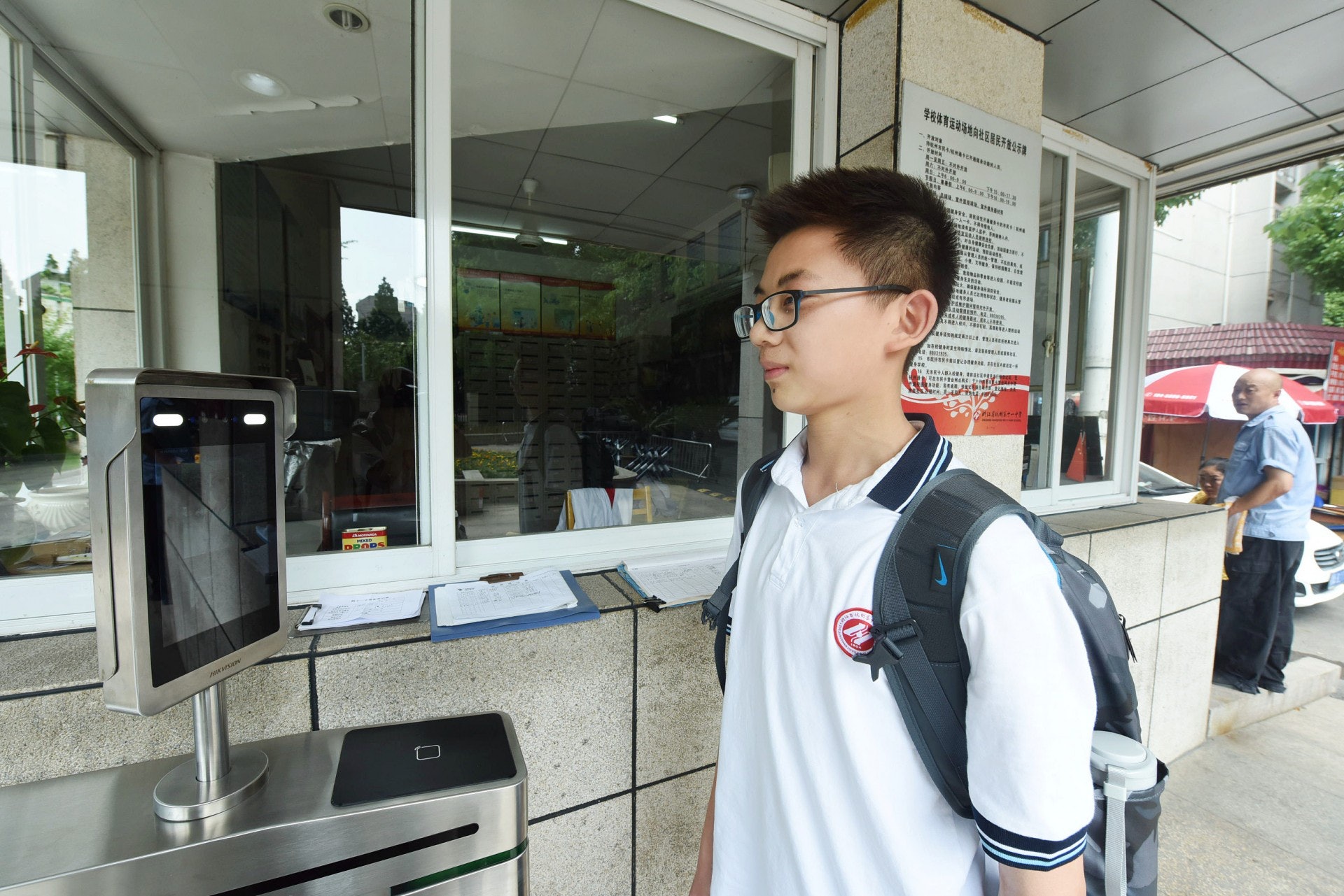杭州第十一中學學生通過人臉辨識系統進入校園(視覺中國) 杭州第十一中學學生通過人臉辨識系統進入校園(視覺中國)