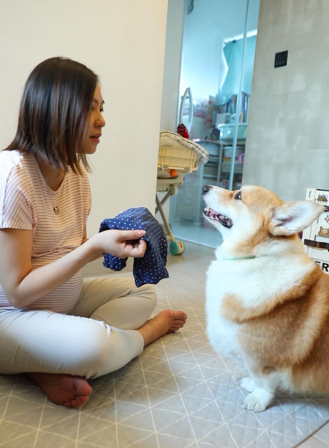 Carson開始聞些預先購買的寶寶衣物 (梁紫晴攝) Carson開始聞些預先購買的寶寶衣物 (梁紫晴攝)