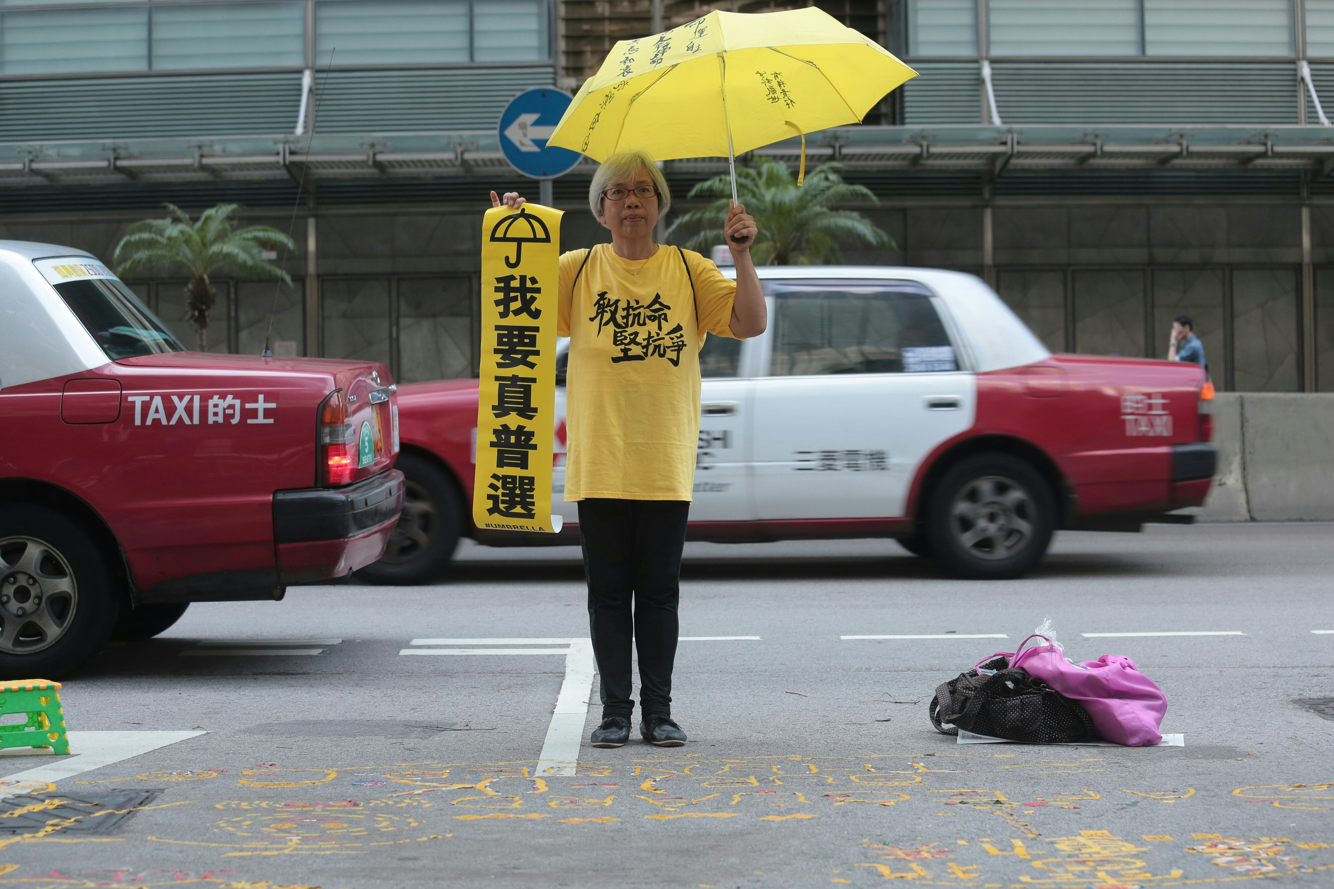 王婆婆堅持每星期來到政總，只盼有朝一日，香港可得到真普選。（梁銘康攝）