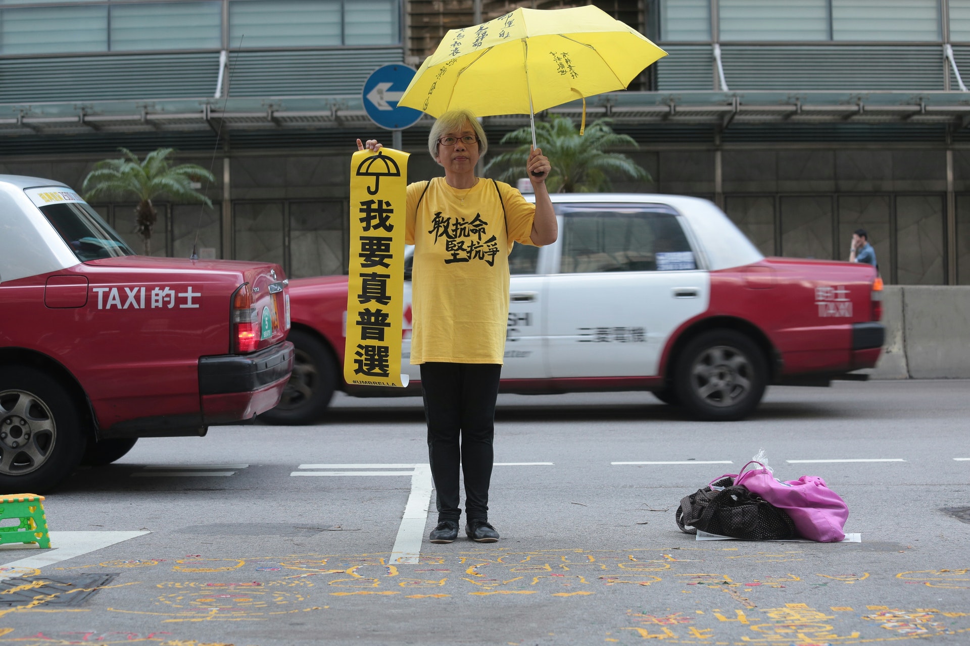 王婆婆堅持每星期來到政總,只盼有朝一日,香港可得到真普選。(梁銘康攝) 王婆婆堅持每星期來到政總,只盼有朝一日,香港可得到真普選。(梁銘康攝)