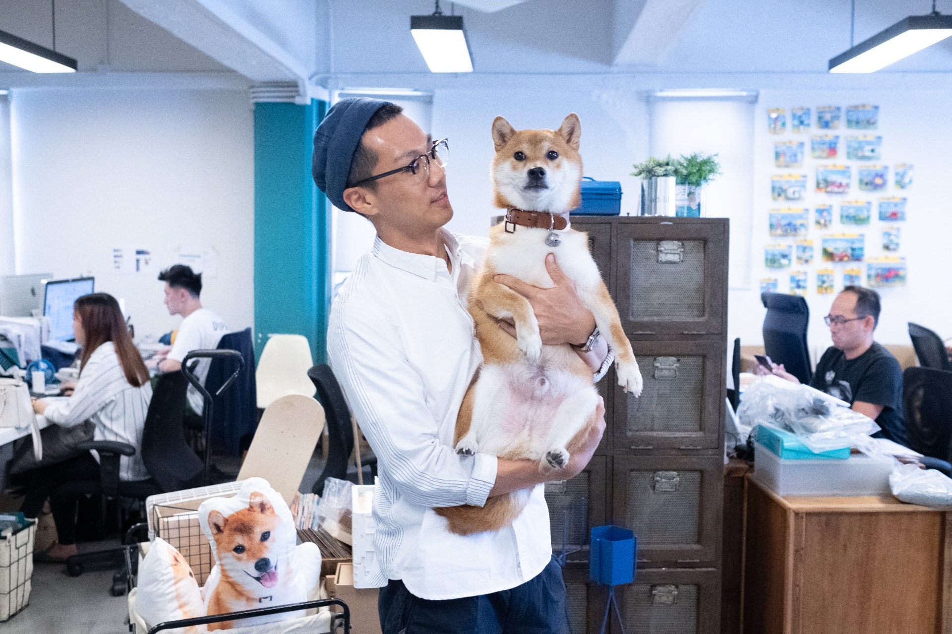 小山帶P仔上班前,會做很多準備工夫,令牠不會阻礙其他人工作。﹙高仲明攝﹚ 小山帶P仔上班前,會做很多準備工夫,令牠不會阻礙其他人工作。﹙高仲明攝﹚