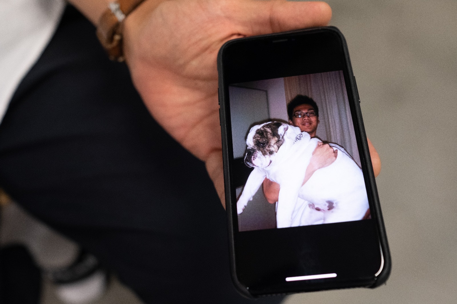 小山說:「以前養老虎狗,因為自己經常返工不在家,而牠又很喜歡曬太陽,結果常常在家望太陽,導致白內障,每日都要滴眼藥水,看到他挺辛苦。所以這次,我希望可以將P仔照顧得更好。」﹙高仲明攝﹚ 小山說:「以前養老虎狗,因為自己經常返工不在家,而牠又很喜歡曬太陽,結果常常在家望太陽,導致白內障,每日都要滴眼藥水,看到他挺辛苦。所以這次,我希望可以將P仔照顧得更好。」﹙高仲明攝﹚