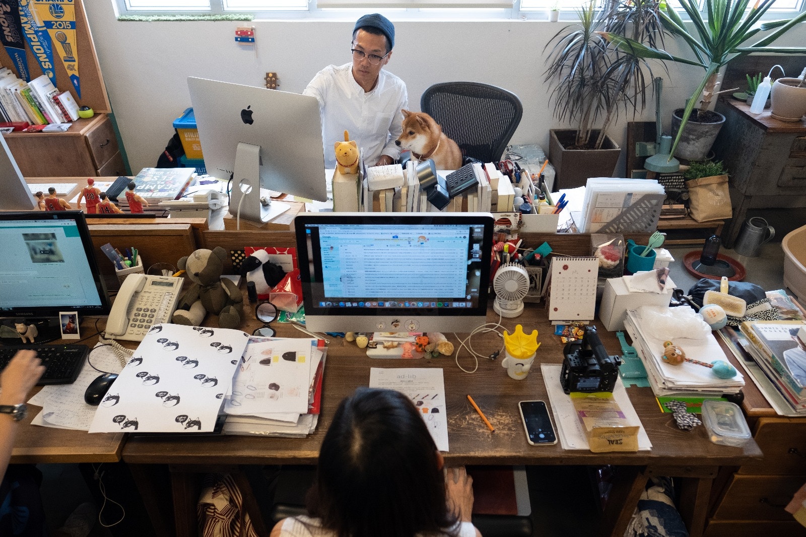 同事們都表示P仔不會太影響到他們工作,反而令他們在壓力中得到舒壓的效果。﹙高仲明攝﹚ 同事們都表示P仔不會太影響到他們工作,反而令他們在壓力中得到舒壓的效果。﹙高仲明攝﹚