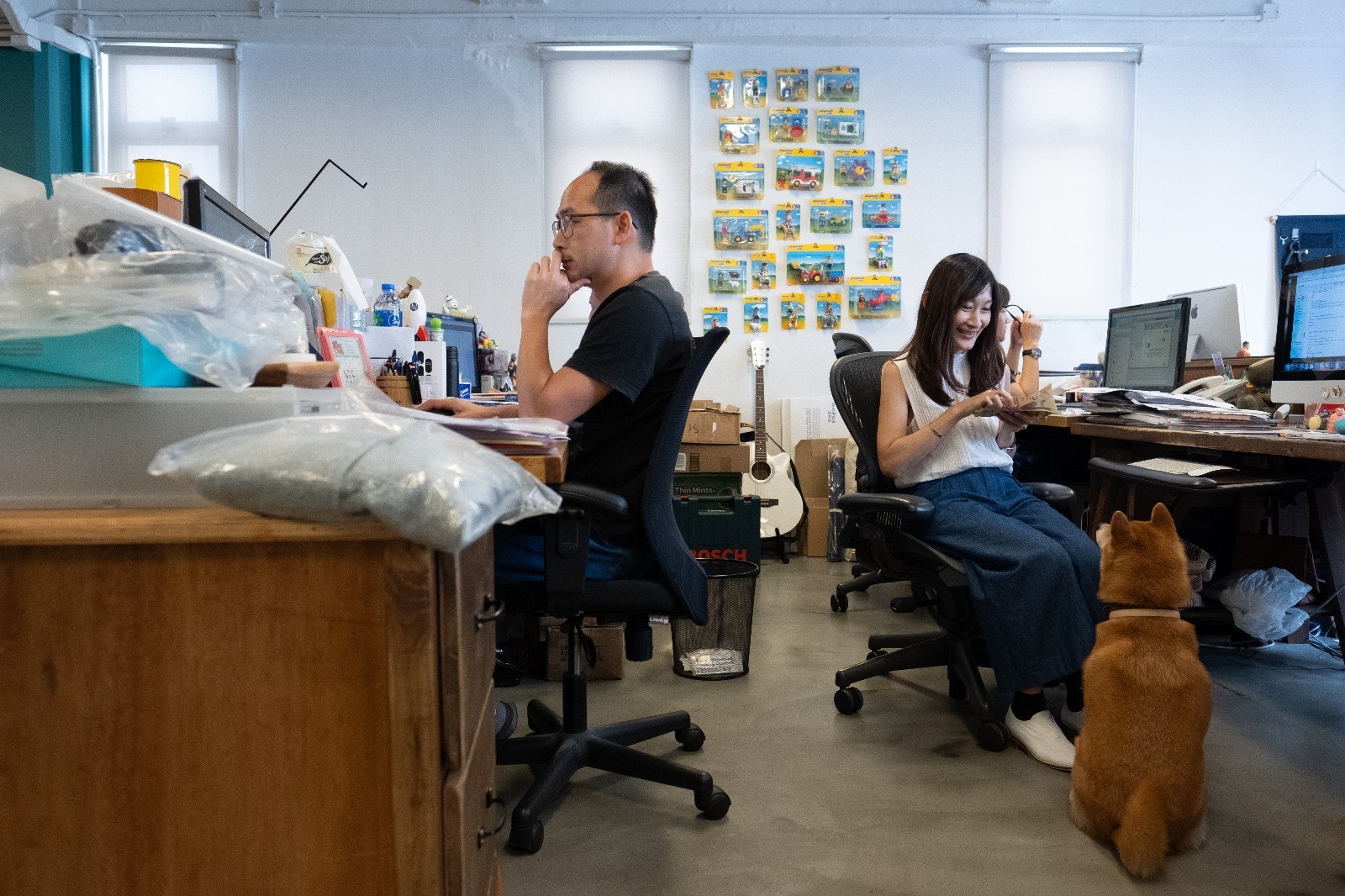 Carmen表示:「P仔有時會走過來討摸,想人陪牠玩,有時更會把頭放在你大腿上,等待你和牠交流,看到這樣的畫面,壓力都會一掃而空。」﹙高仲明攝﹚ Carmen表示:「P仔有時會走過來討摸,想人陪牠玩,有時更會把頭放在你大腿上,等待你和牠交流,看到這樣的畫面,壓力都會一掃而空。」﹙高仲明攝﹚