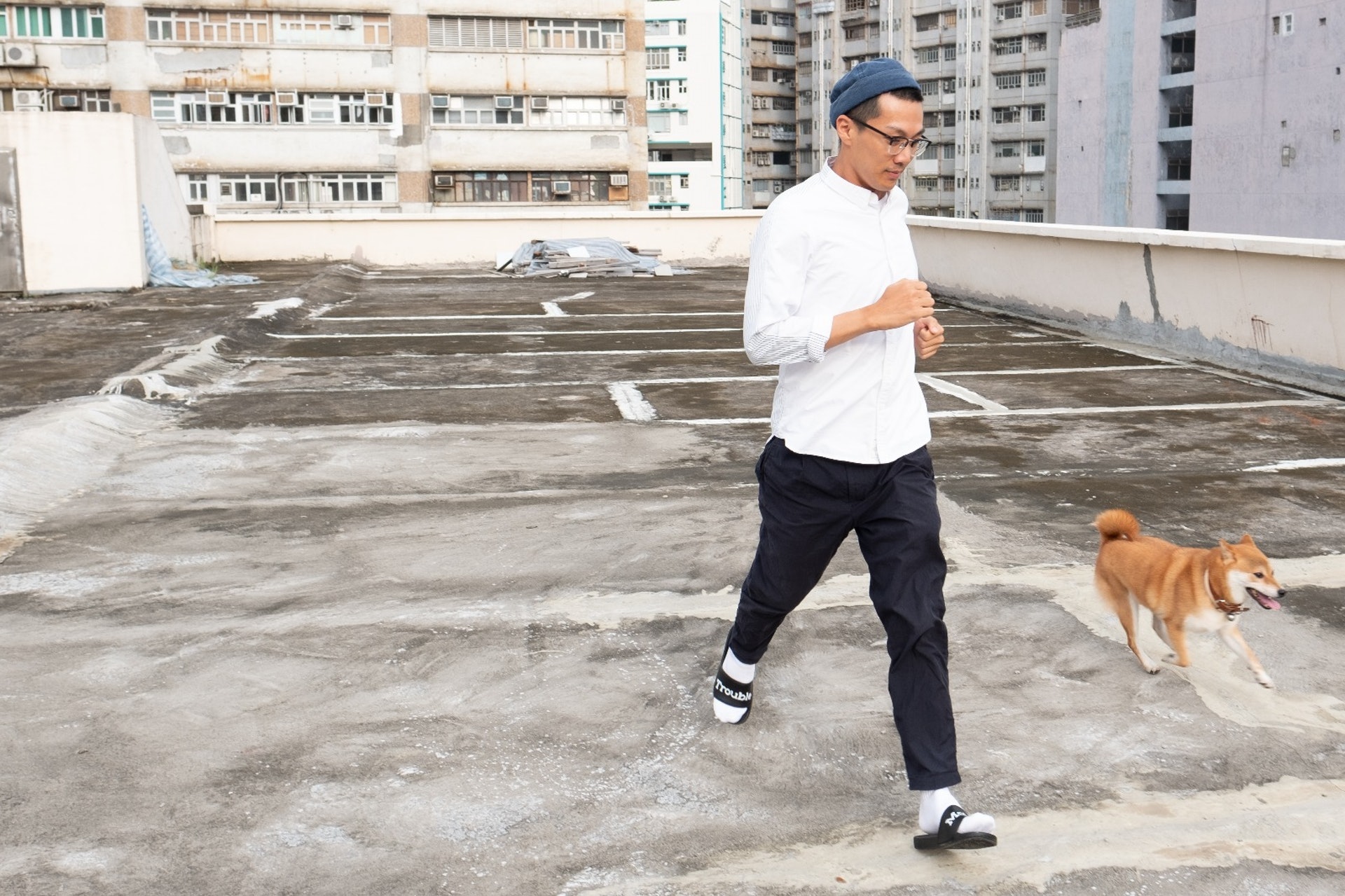 同事們會分工帶P仔上天台散步。﹙高仲明攝﹚ 同事們會分工帶P仔上天台散步。﹙高仲明攝﹚