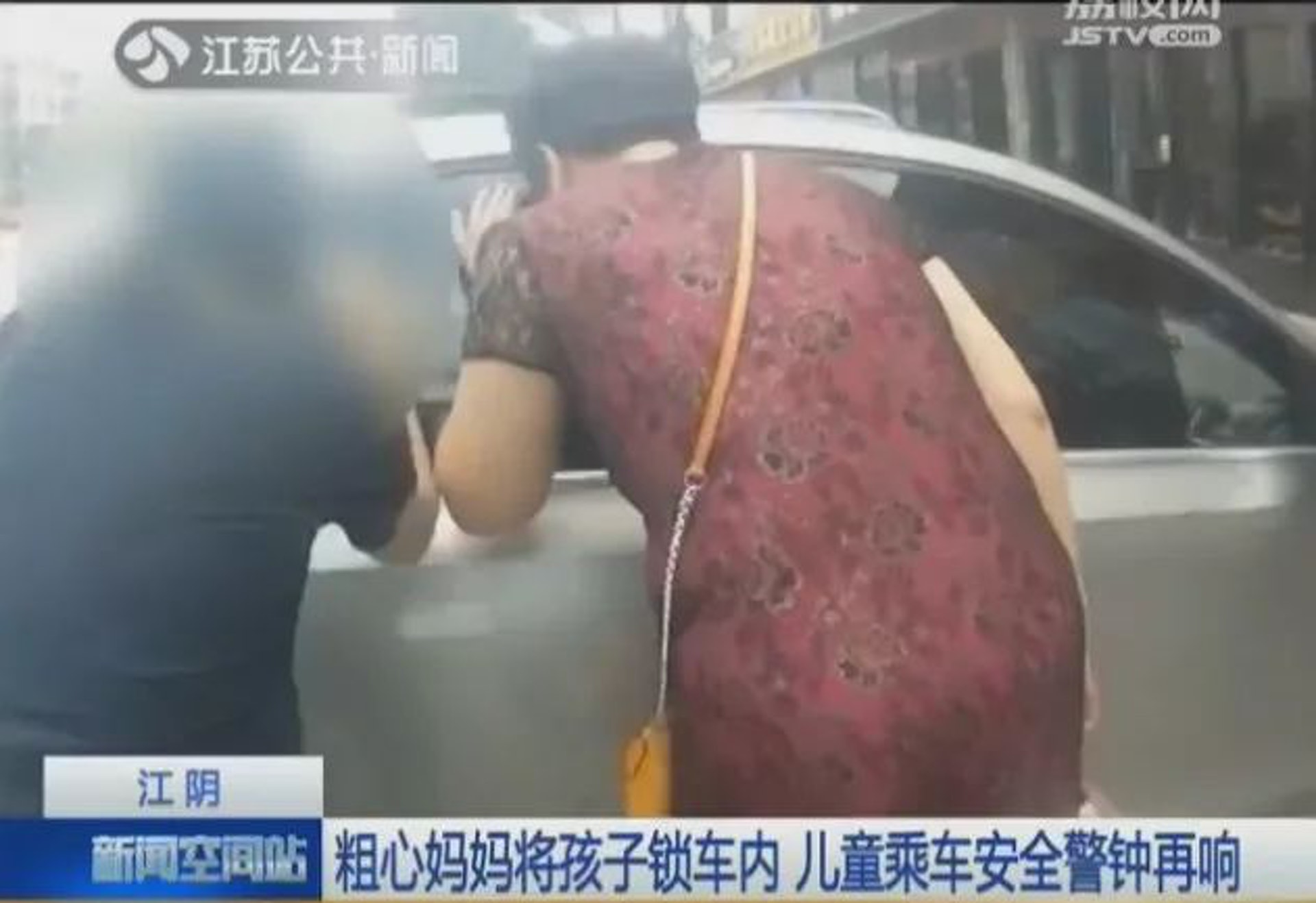 無錫一位年輕媽媽不慎反鎖其座駕，獨留年幼兒子在內。（江蘇新聞截圖）