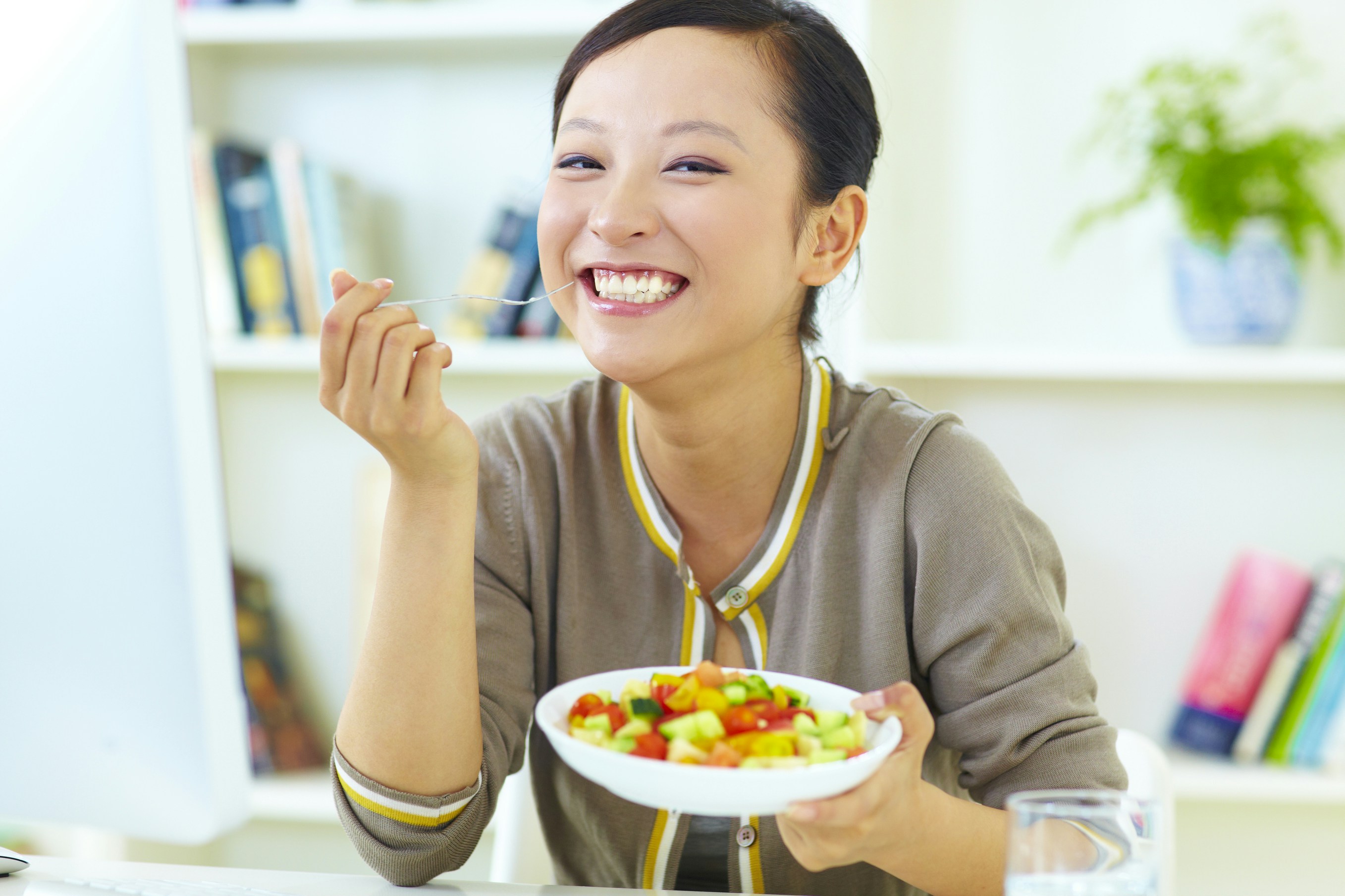 研究發現，每日攝取8份蔬果，兩年內可明顯改善心理健康。（iStock）