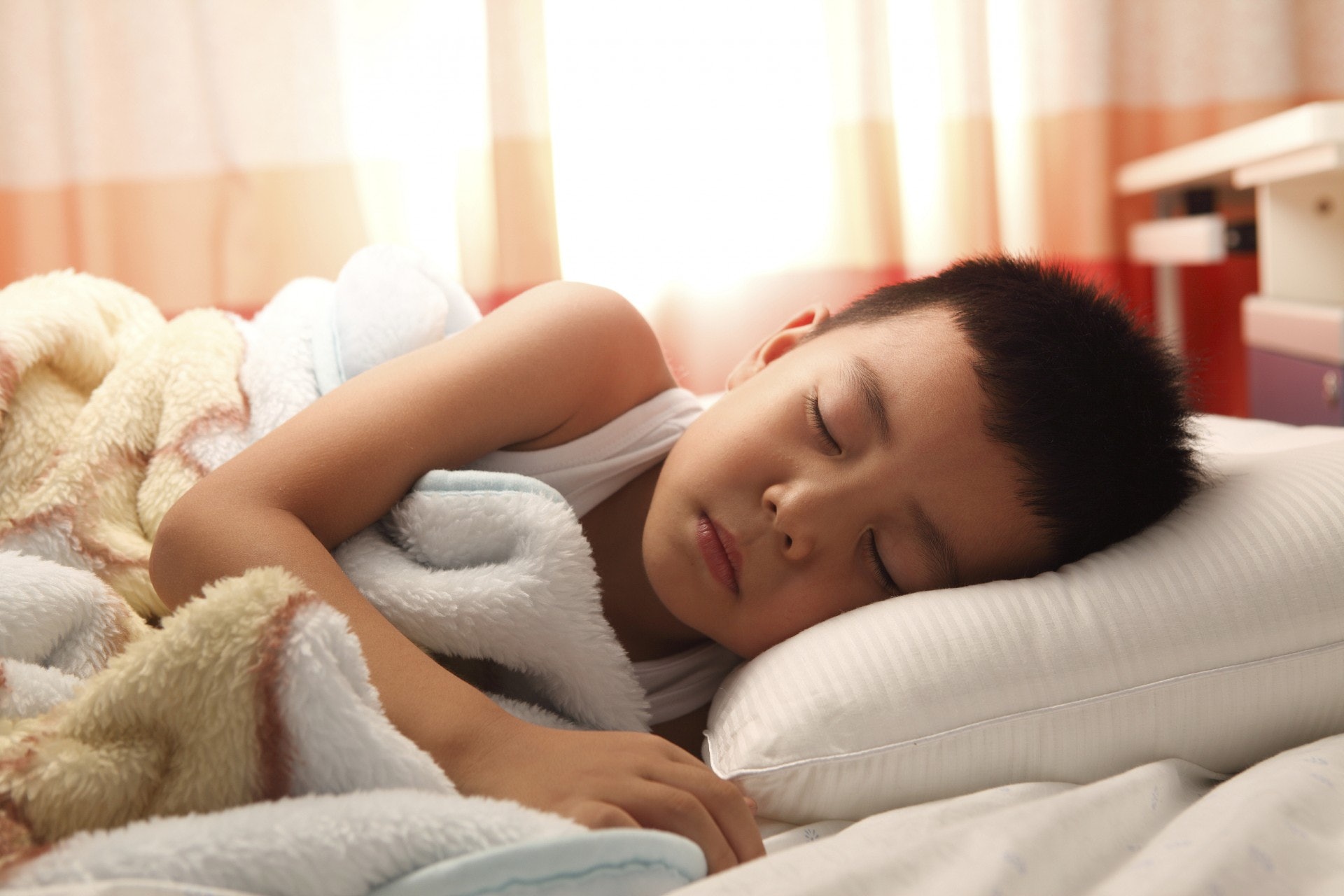 有些小朋友更可能因「生長痛」而半夜痛醒。(VCG圖片) 有些小朋友更可能因「生長痛」而半夜痛醒。(VCG圖片)