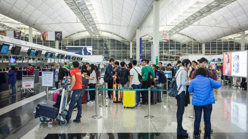 上半年訪港客較去年同期跌7.4% 上月內地客跌幅放緩 上半年訪港客較去年同期跌7.4% 上月內地客跌幅放緩