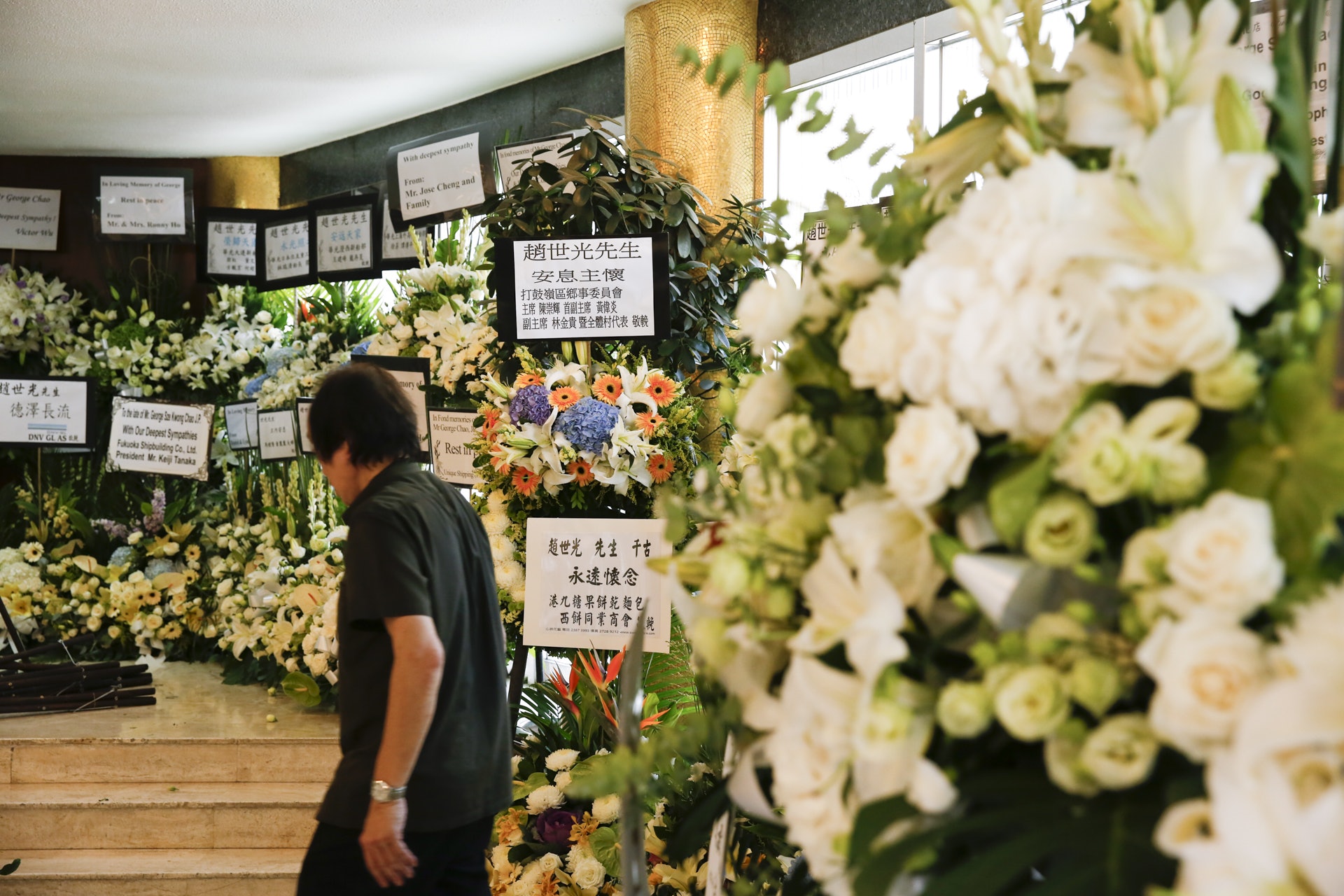 趙世光靈堂白玫瑰布置何琍琍說丈夫遺願 香港成為世界航運中心 香港01 即時娛樂
