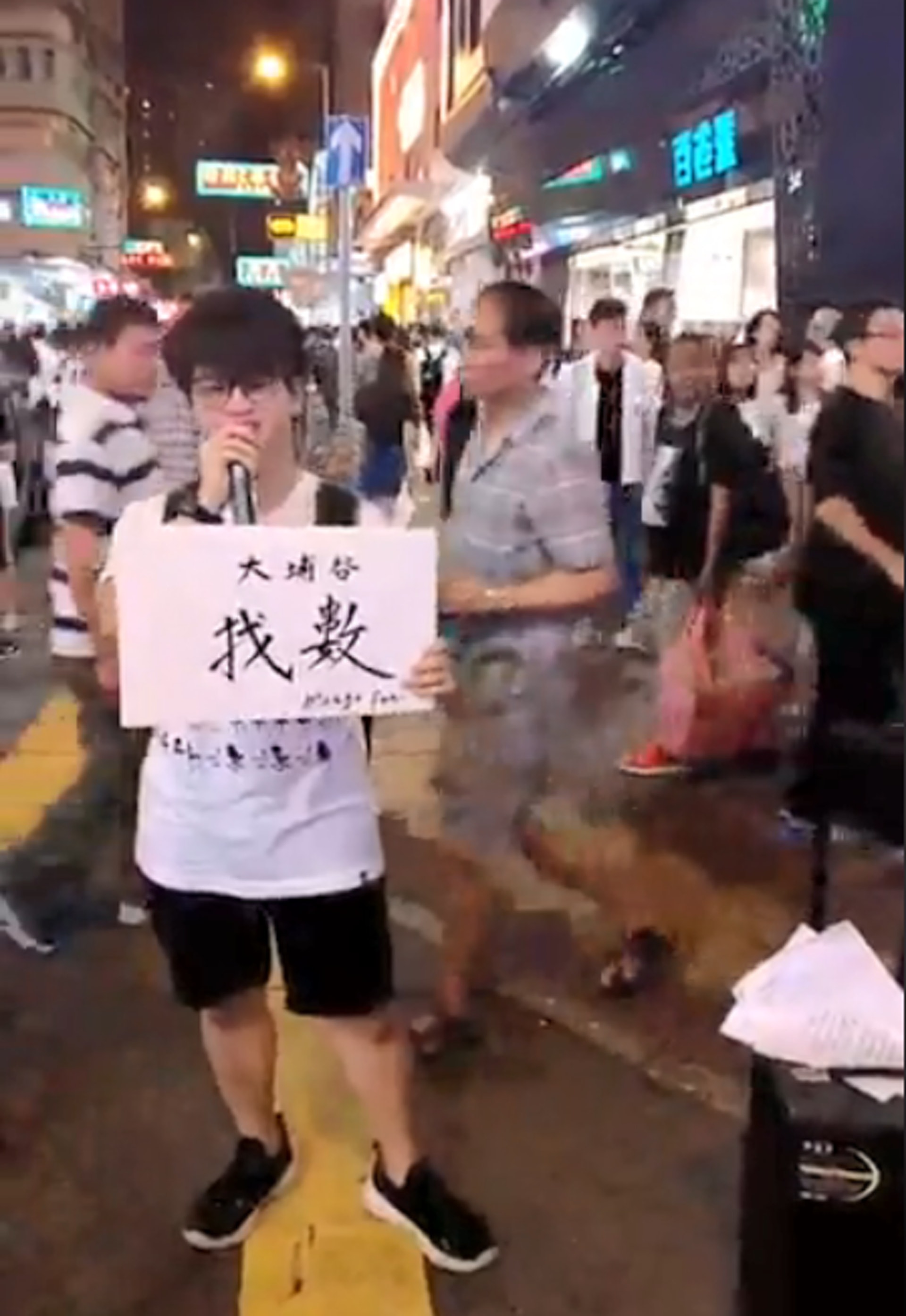 有網民在fb群組「Tai Po 大埔」稱如獲得5000個讚好便會到旺角行人專用區演唱,集氣成功後樓主兌現承諾「找數」,片段獲多次轉發及熱議。(fb群組「Tai_Po_大埔」影片截圖) 有網民在fb群組「Tai Po 大埔」稱如獲得5000個讚好便會到旺角行人專用區演唱,集氣成功後樓主兌現承諾「找數」,片段獲多次轉發及熱議。(fb群組「Tai_Po_大埔」影片截圖)