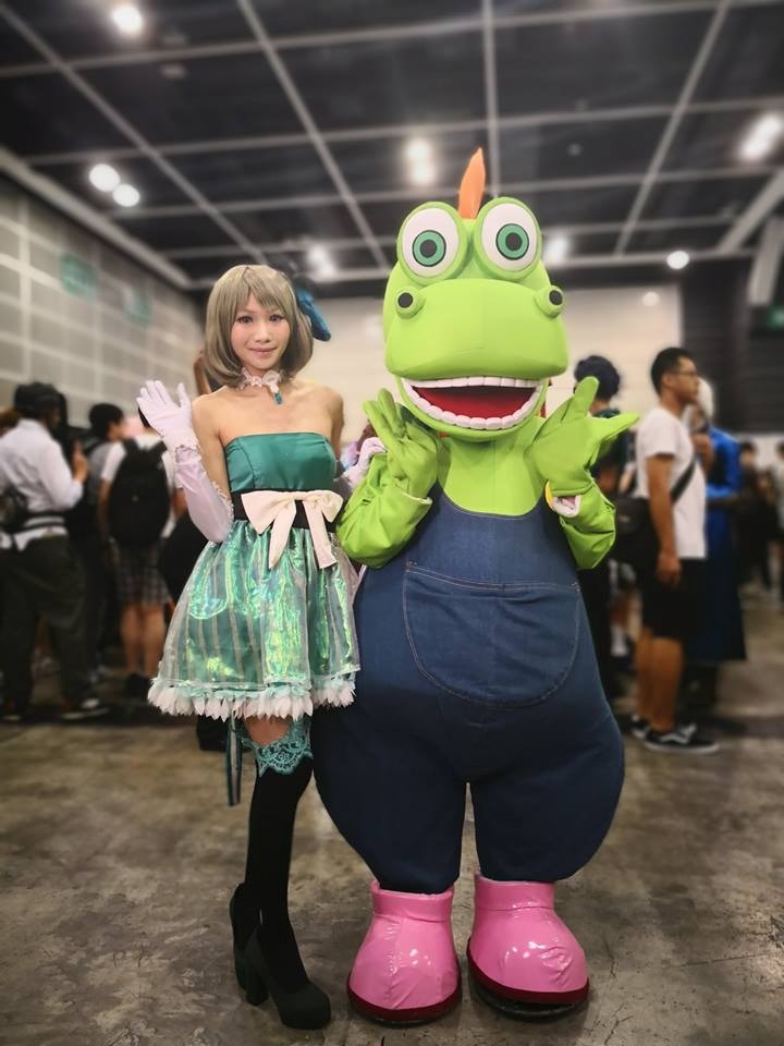 清潔龍阿德成為今年動漫展Cosplay自由行的參加者之一，在場跟大家傳揚清潔訊息！阿德與 Cosplayer NaRukaze Raku 合照。(清潔龍阿德Facebook專頁圖片)