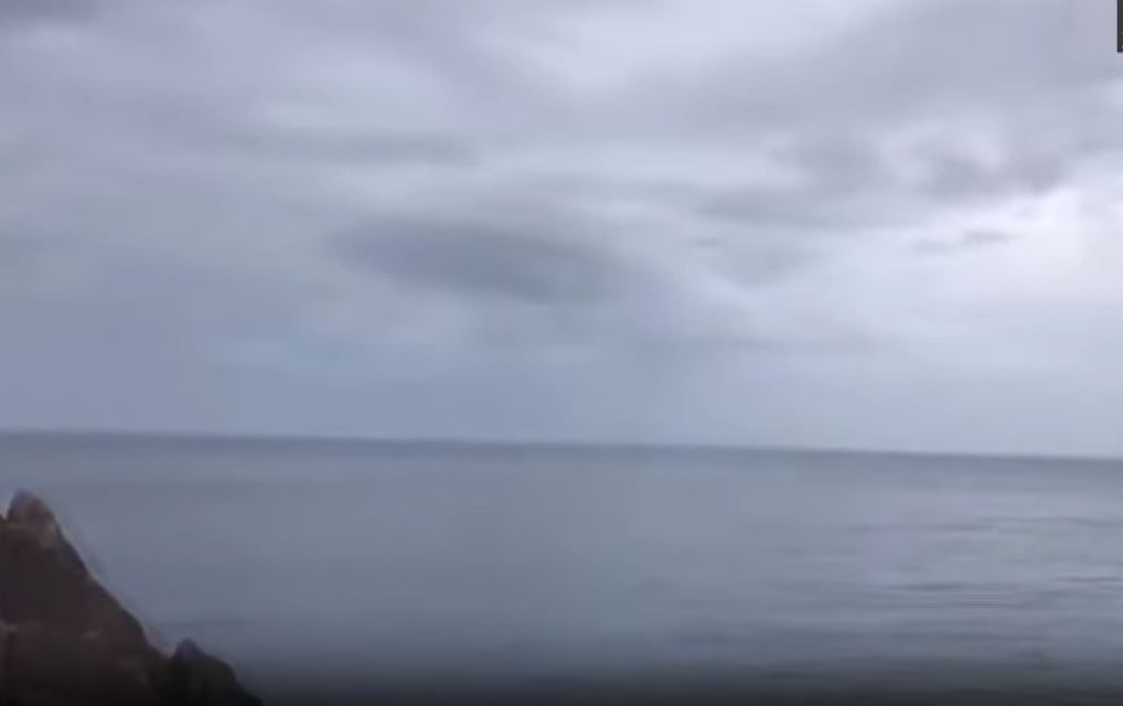 兩釣魚愛好者遇軍艦實彈射擊訓練。（影片截圖）