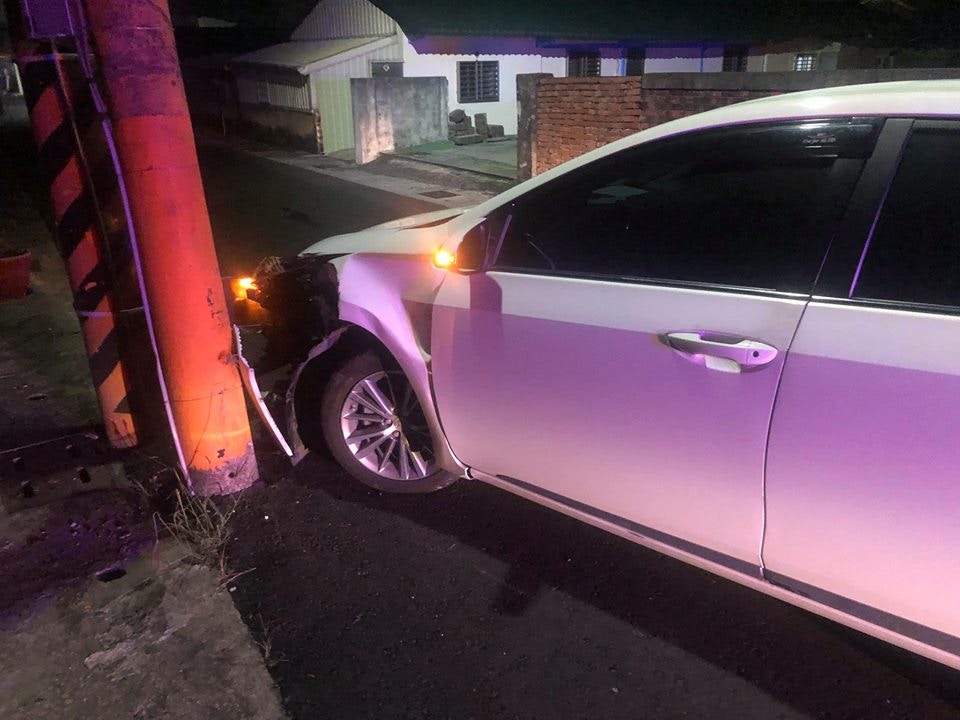 陳姓車主因閃避動物而撞車,車頭損毀嚴重。(Facebook:陳俊銘) 陳姓車主因閃避動物而撞車,車頭損毀嚴重。(Facebook:陳俊銘)