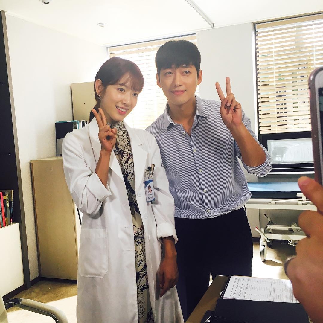 南宮珉客串朴信惠的劇集《Doctors》，雖然兩人沒有愛情線，但粉絲看到照片後都覺得兩人襯到絕，着他們合作拍劇！（網上圖片）