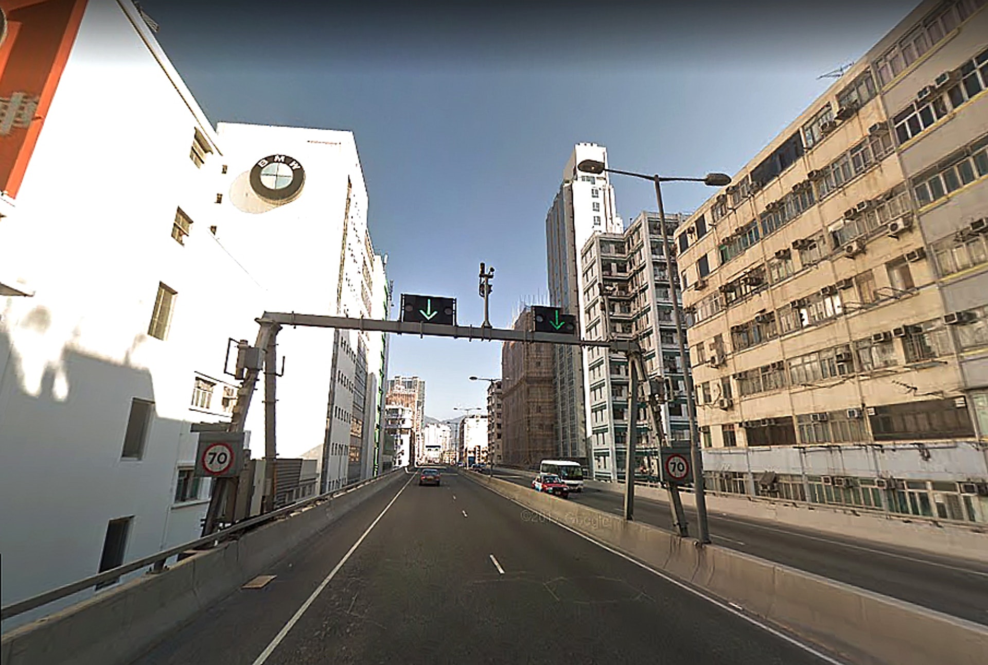沿東九龍走廊開往觀塘,一定見過寶馬大廈外牆的巨型BMW標誌。(Google) 沿東九龍走廊開往觀塘,一定見過寶馬大廈外牆的巨型BMW標誌。(Google)