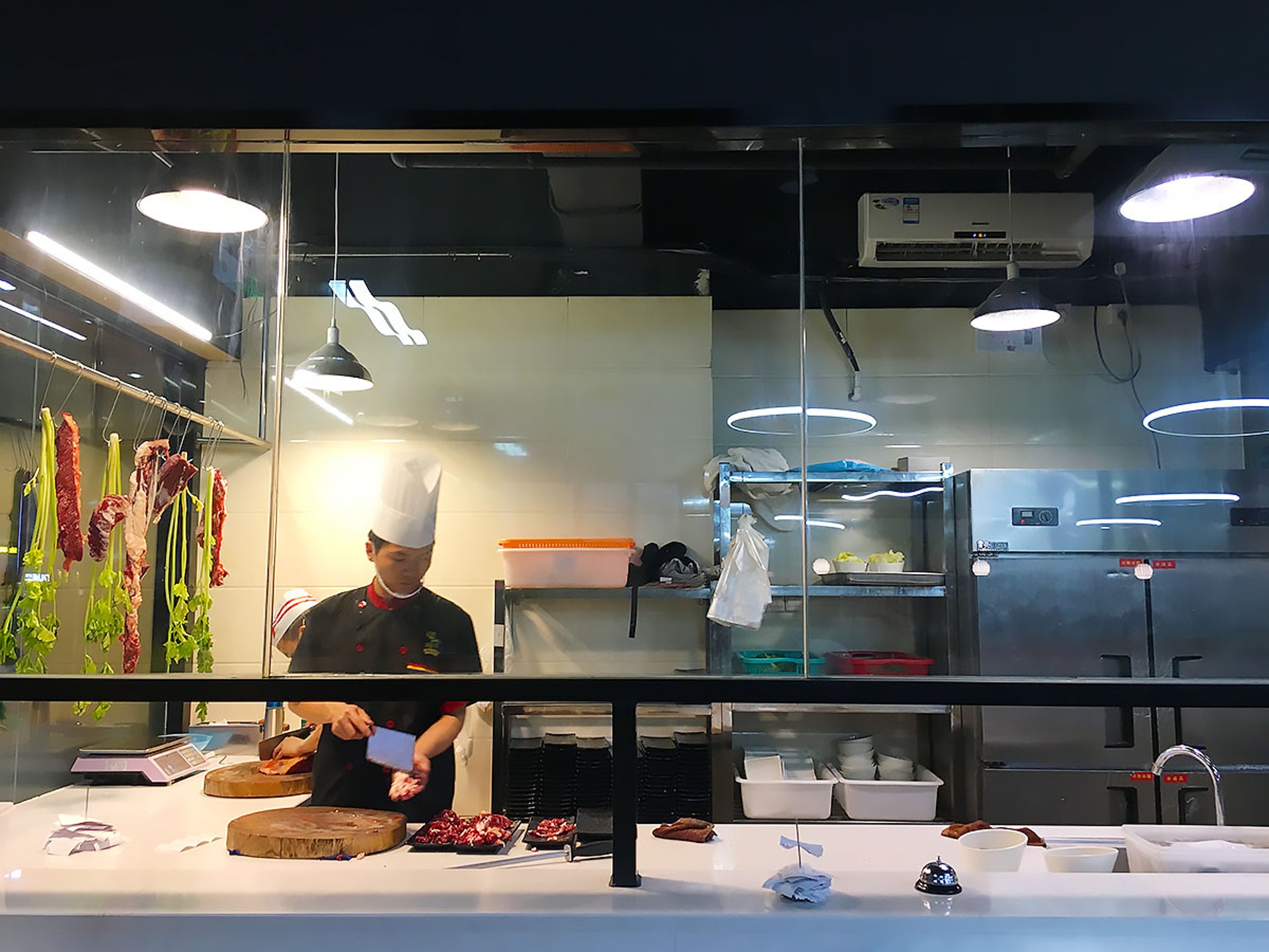 火鍋店內有個半開放式位置,可讓客人見到琳瑯滿目的牛肉部位。 火鍋店內有個半開放式位置,可讓客人見到琳瑯滿目的牛肉部位。