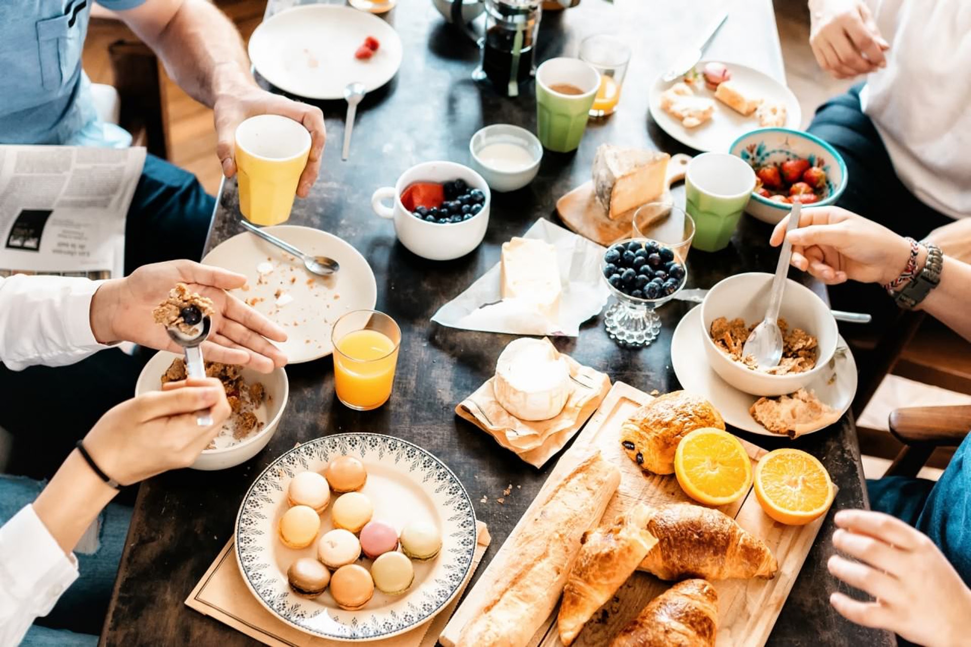 難得享受美食,當然想拍照留念!(VCG) 難得享受美食,當然想拍照留念!(VCG)