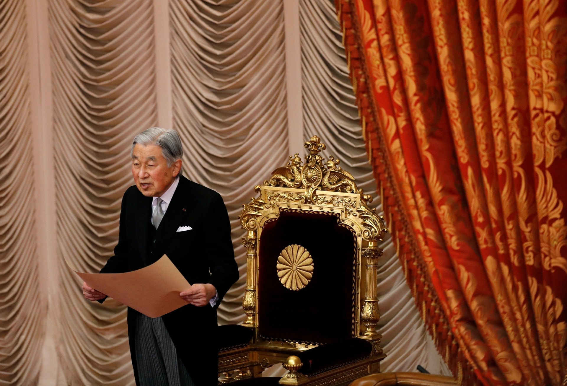 皇室會議2017年12月宣布，日皇明仁2019年4月30日退位，皇太子德仁同年5月1日繼位並修改年號。（視覺中國）