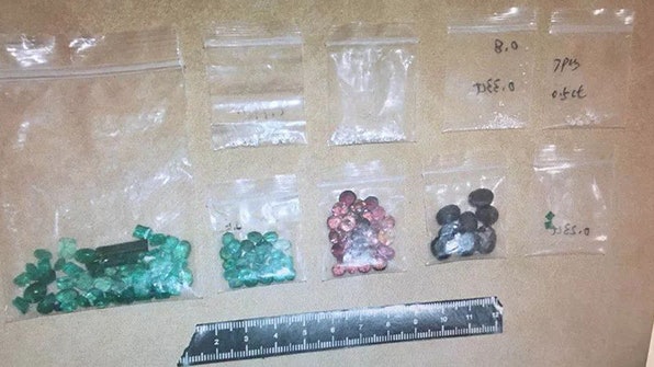 粵「貴婦」十多次將珠寶店珠寶偷塞上衣 店員竟從未發現可疑 粵「貴婦」十多次將珠寶店珠寶偷塞上衣 店員竟從未發現可疑