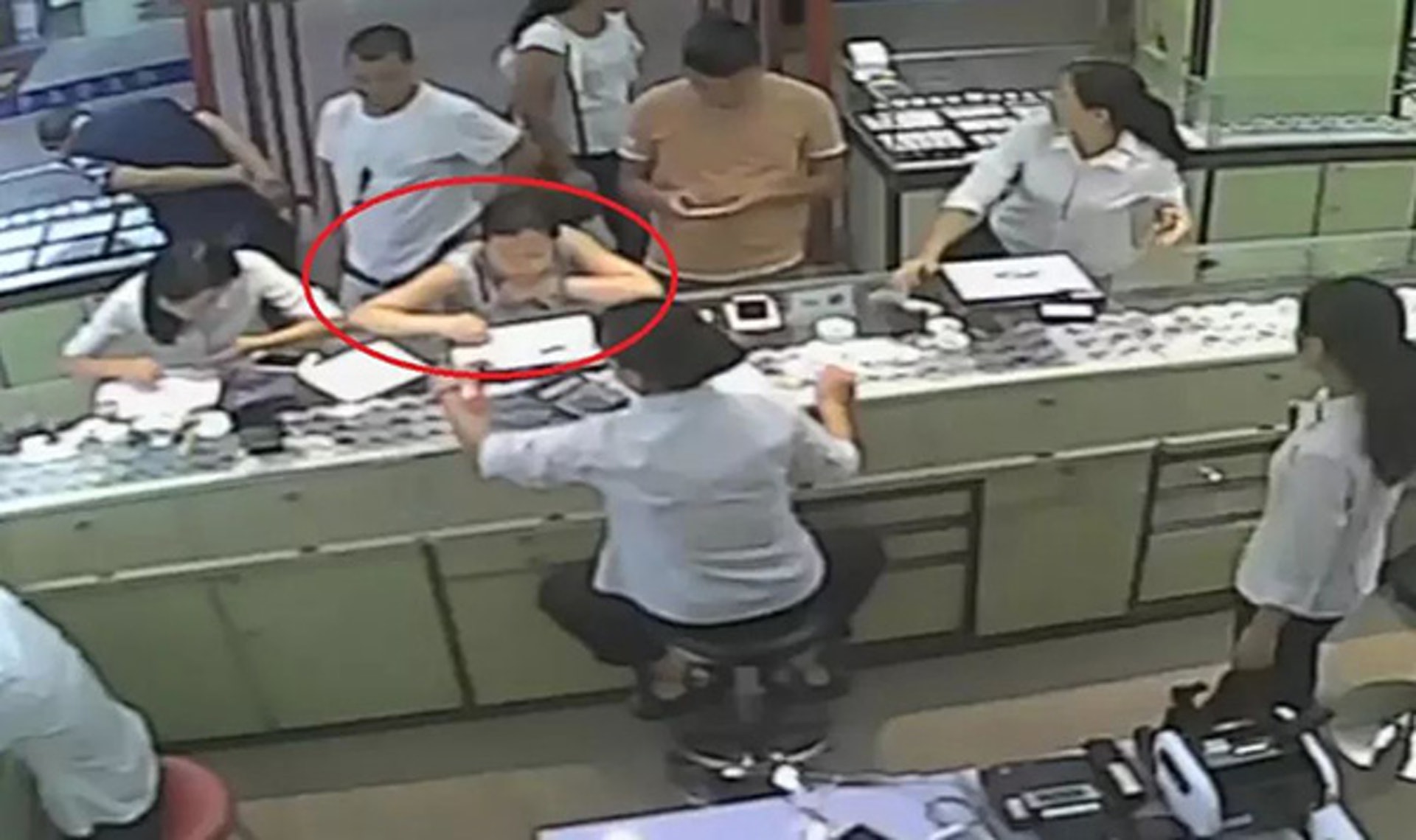一名女子分十多次到廣州一家珠寶店,趁店員不注意時將珠寶塞入上衣之中,盜取的珠寶共價值十萬餘元。(番禺警方) 一名女子分十多次到廣州一家珠寶店,趁店員不注意時將珠寶塞入上衣之中,盜取的珠寶共價值十萬餘元。(番禺警方)