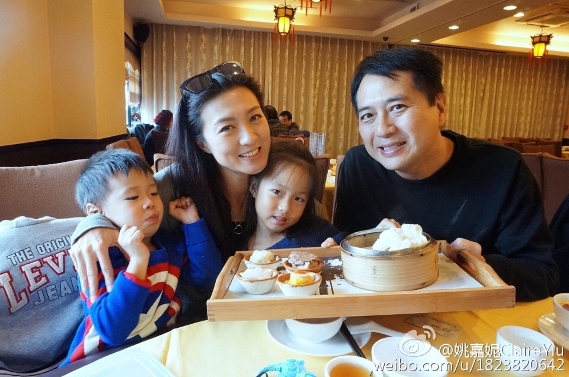 現實中姚嘉妮有一個美滿家庭。(微博圖片) 現實中姚嘉妮有一個美滿家庭。(微博圖片)