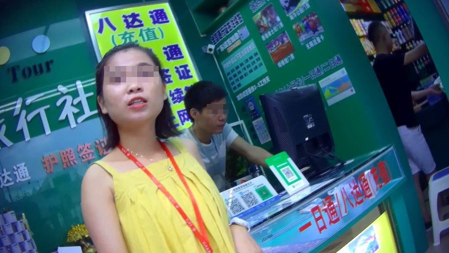 有旅行社職員表示，辦理「L簽證」的旅客自去年8月開始，就可直接通關。（梁祖饒攝）