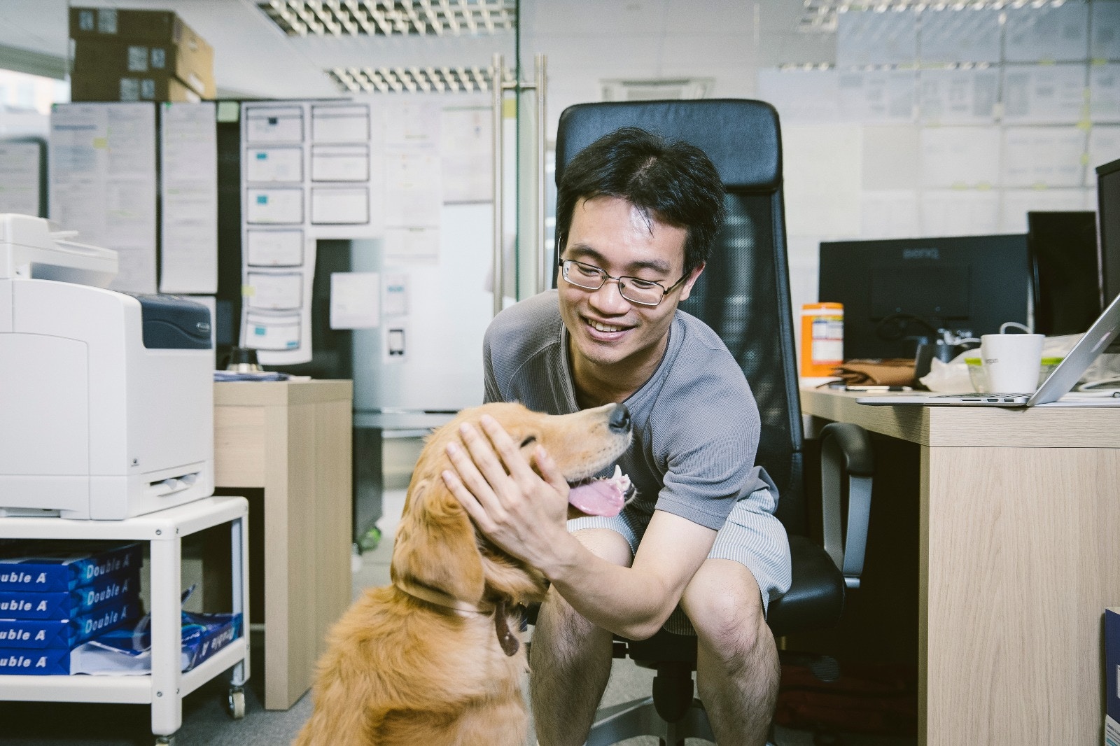 老闆Alvin表示自己以前很怕狗,但QQ來了後,便改變了他的看法。﹙鄭子峰攝﹚ 老闆Alvin表示自己以前很怕狗,但QQ來了後,便改變了他的看法。﹙鄭子峰攝﹚