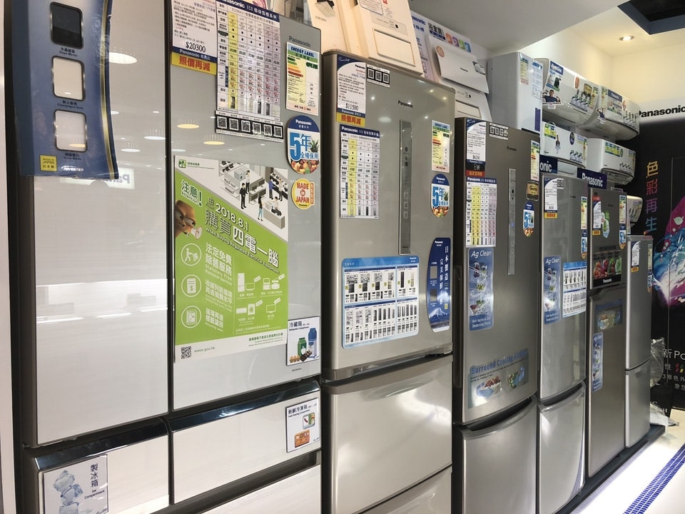 市民購買受管制的「四電一腦」電器，電器鋪可以免費安排收集商到市民指定處所移走一件同類別舊電器，送往循環再造商作妥善處理。（資料圖片/勞敏儀攝）