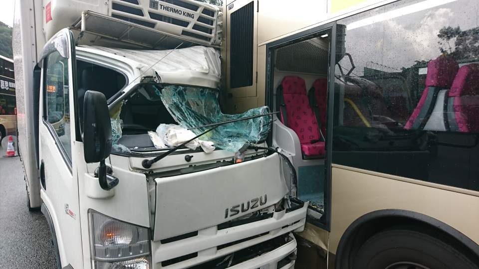 貨車車頭嚴重損毀。（鄧穎韜攝）