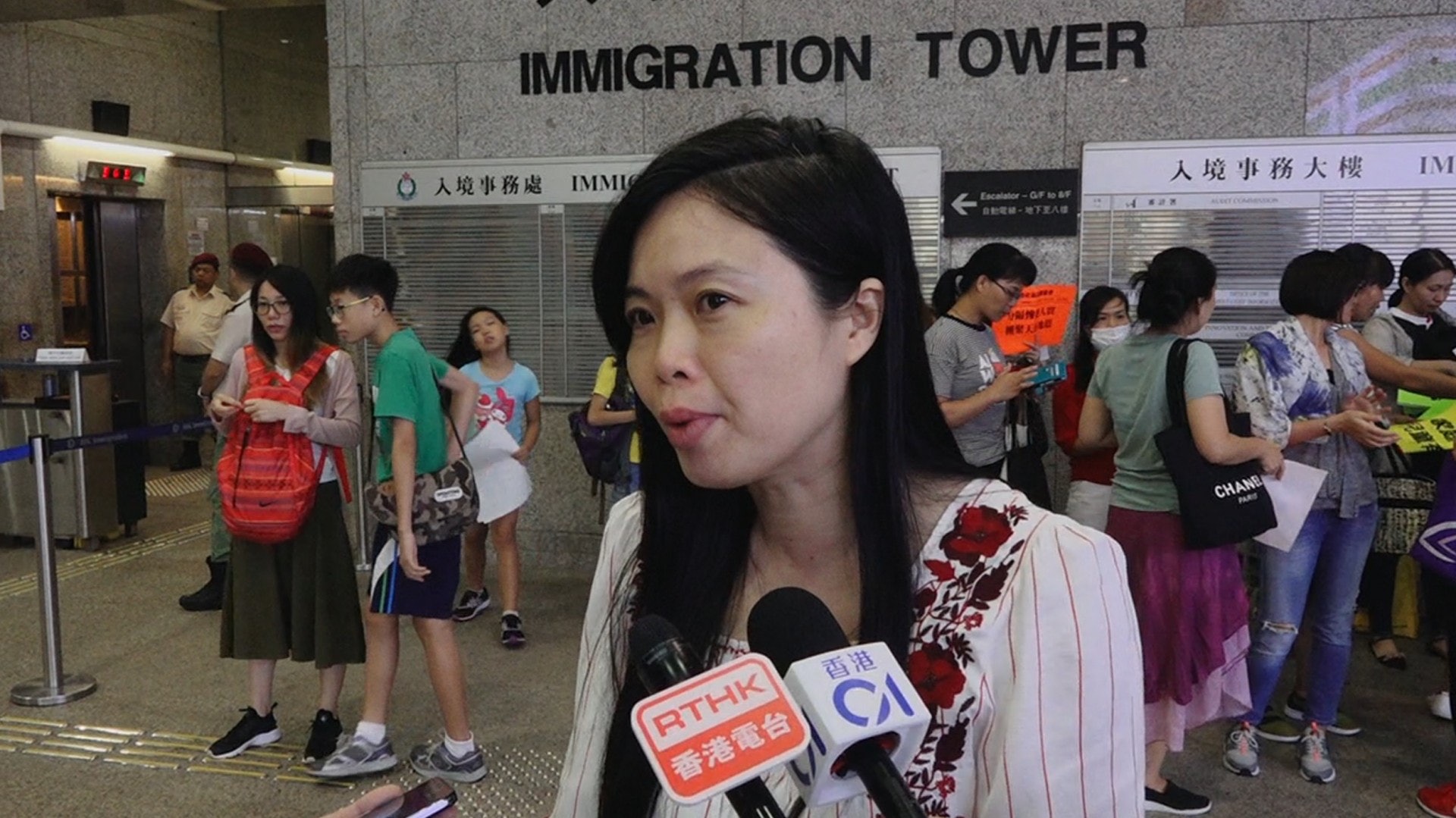 施麗珊說,每年有萬餘宗中港婚姻,很多內地婦女都一直等待到香港與家庭團聚。(張寶燕攝) 施麗珊說,每年有萬餘宗中港婚姻,很多內地婦女都一直等待到香港與家庭團聚。(張寶燕攝)