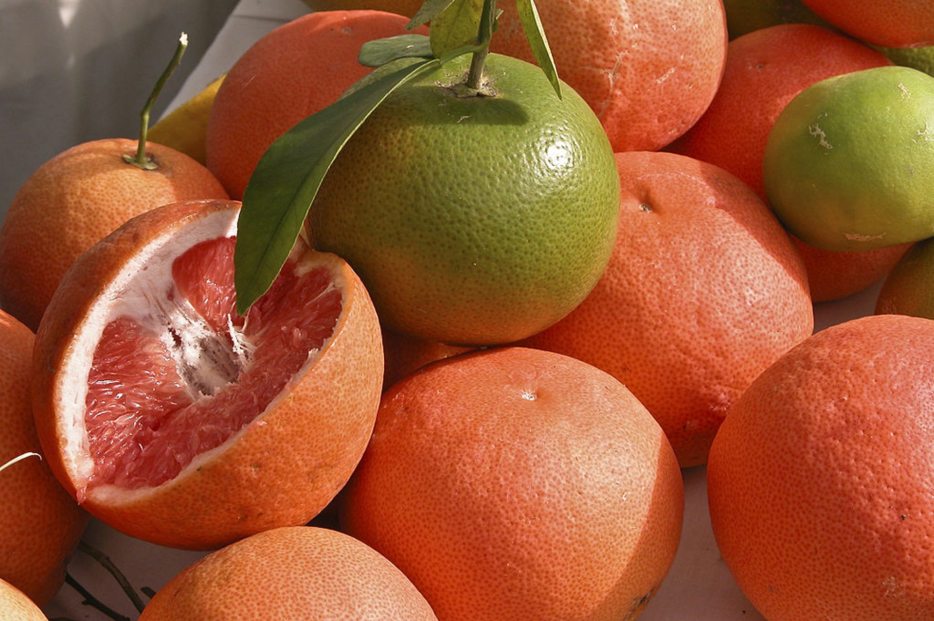 幅照是改變農作物基因的傳統方式之一,例如改變農作物顏色。圖為比一般西柚更紅的Star Ruby西柚。(Wikimedia Commons)