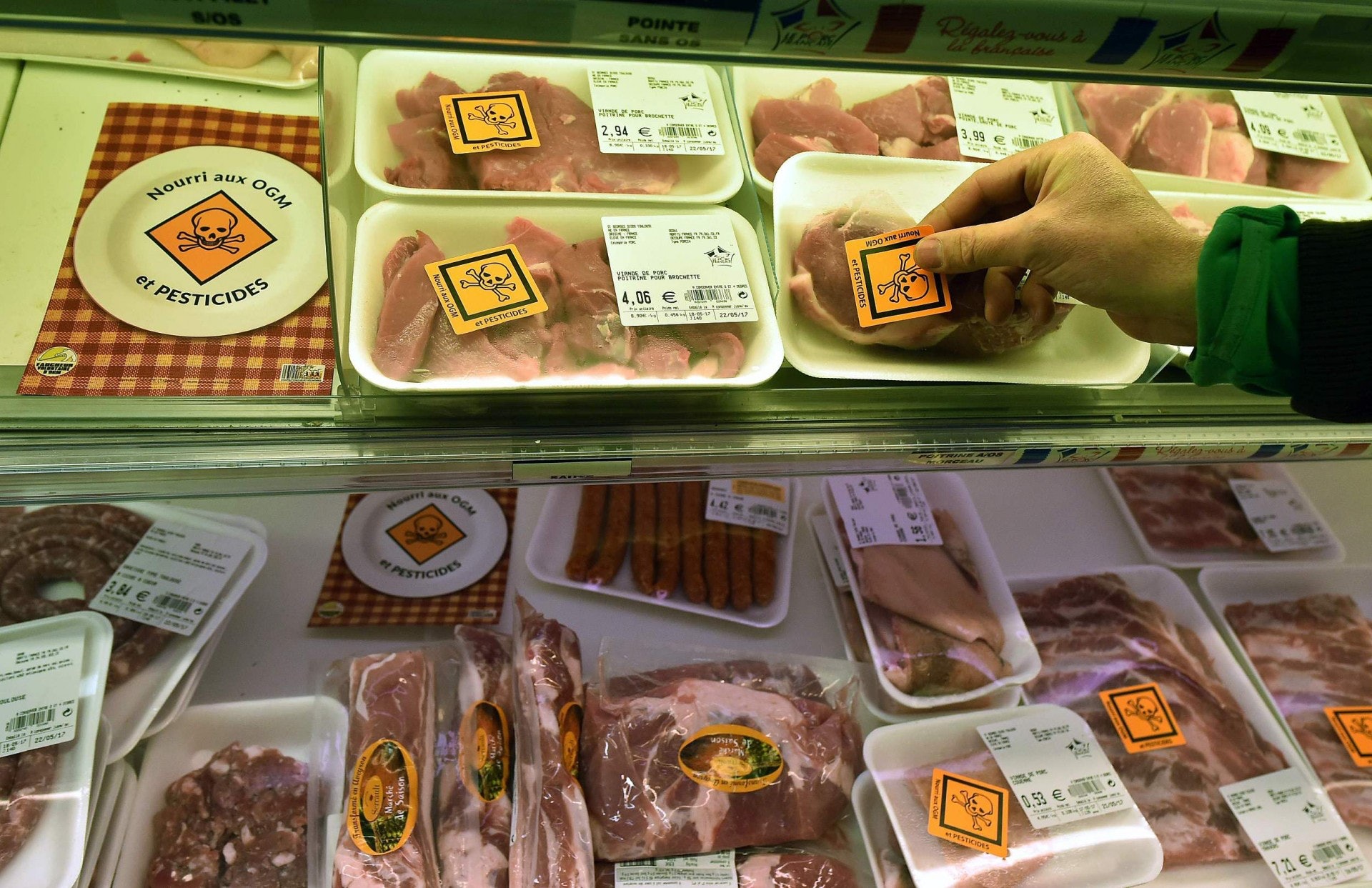 是次提起訴訟的法國農業組織Confédération Paysanne,去年曾於圖盧茲一間超級市場,在飼養過程有使用基因改造大豆為飼料的肉類上,貼上警告貼紙抗議。(視覺中國)