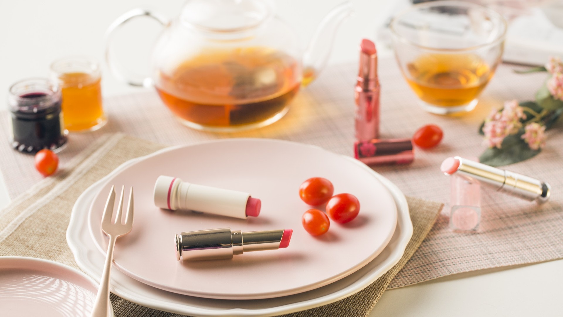 【Beauty Routine】MLBB粉嫩感吸引心儀目標?手袋必備有色潤唇膏 【Beauty Routine】MLBB粉嫩感吸引心儀目標?手袋必備有色潤唇膏